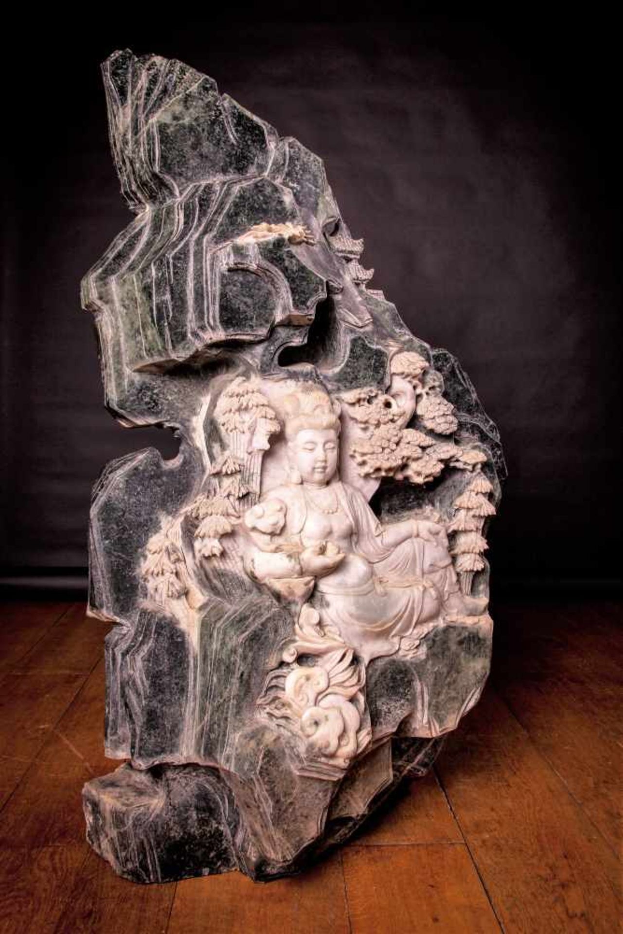 A Massive Chinese Jade Boulder - Bild 5 aus 12