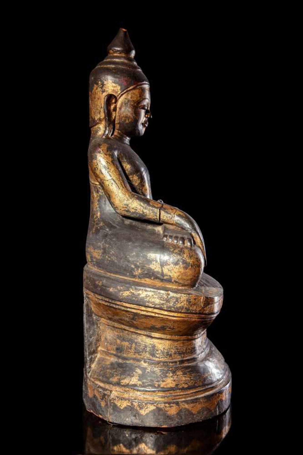 A Gilt Wood Seated Buddha - Bild 2 aus 4