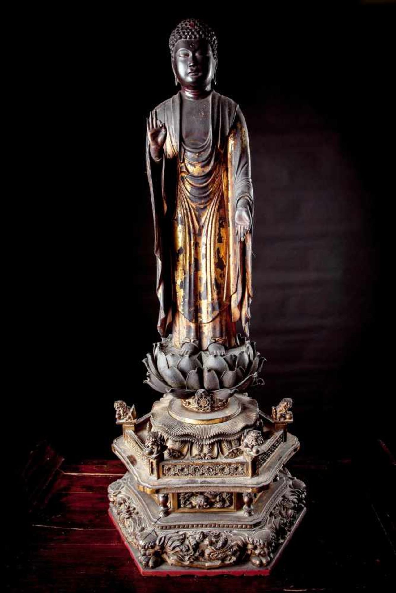 A Large Giltwood Lacquered Figure of Amida Nyorai - Bild 7 aus 13