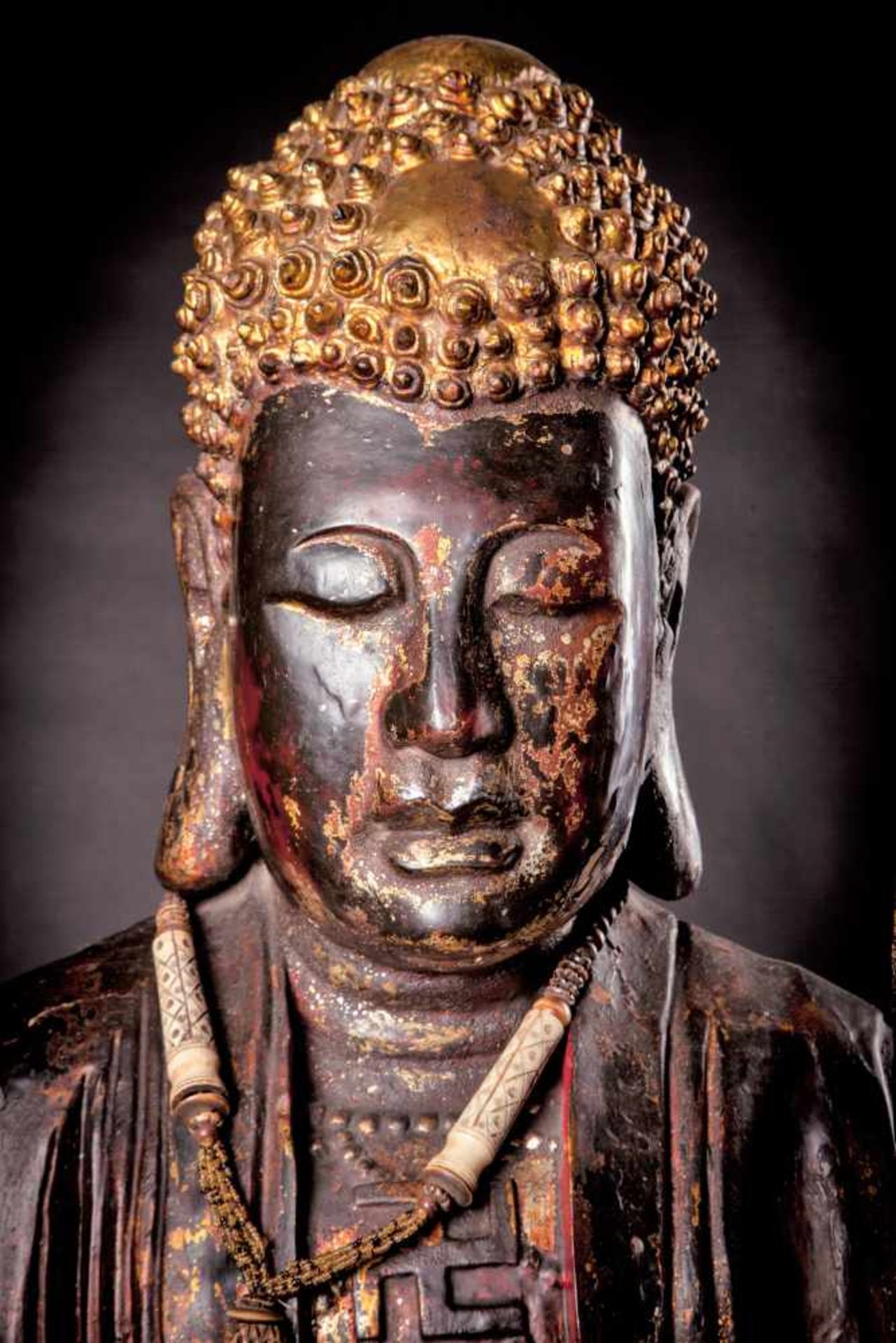 A Massive Gilt and Lacquered Wood Buddha - Bild 6 aus 9