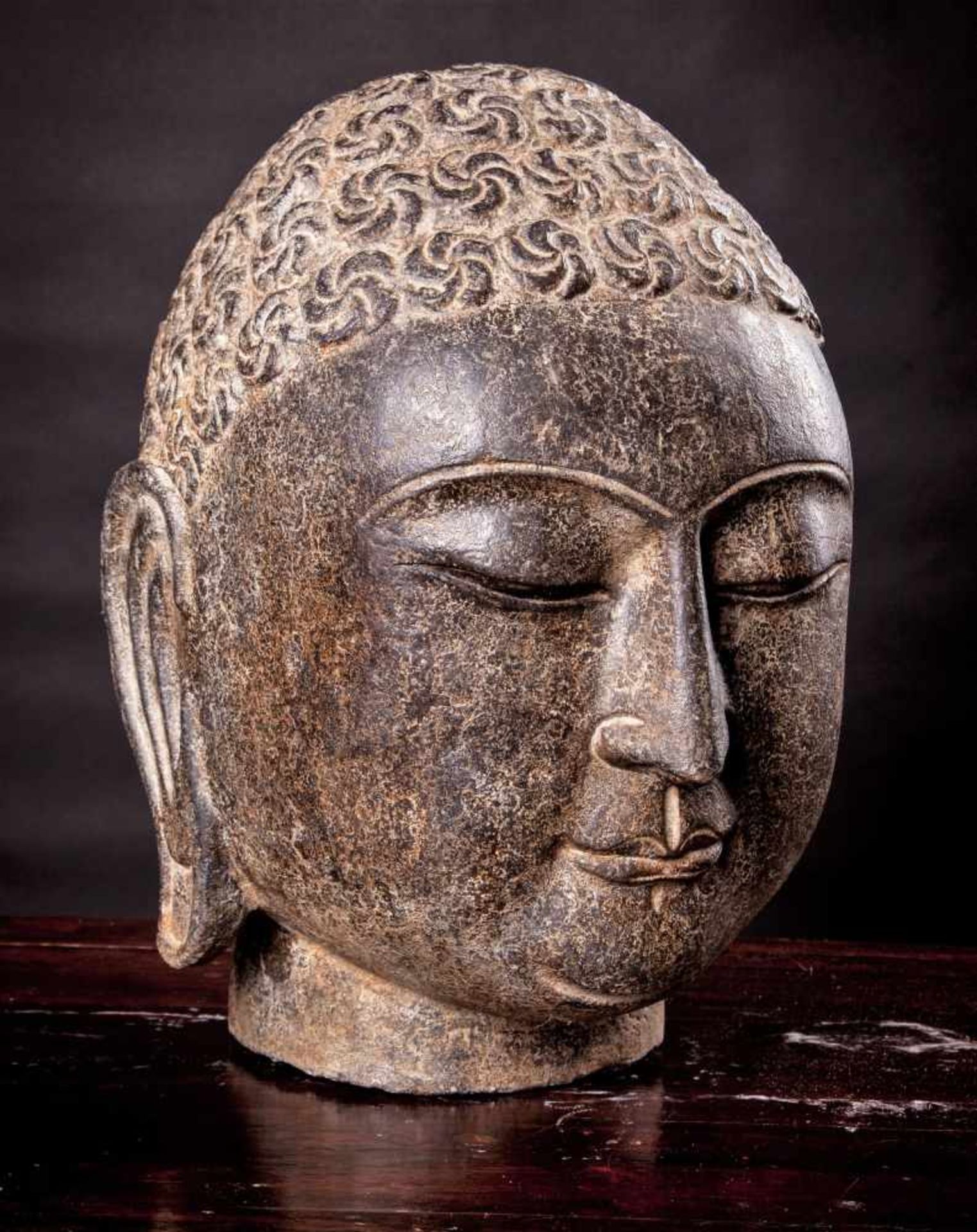 A Chinese Carved Stone Head of Buddha - Bild 2 aus 5