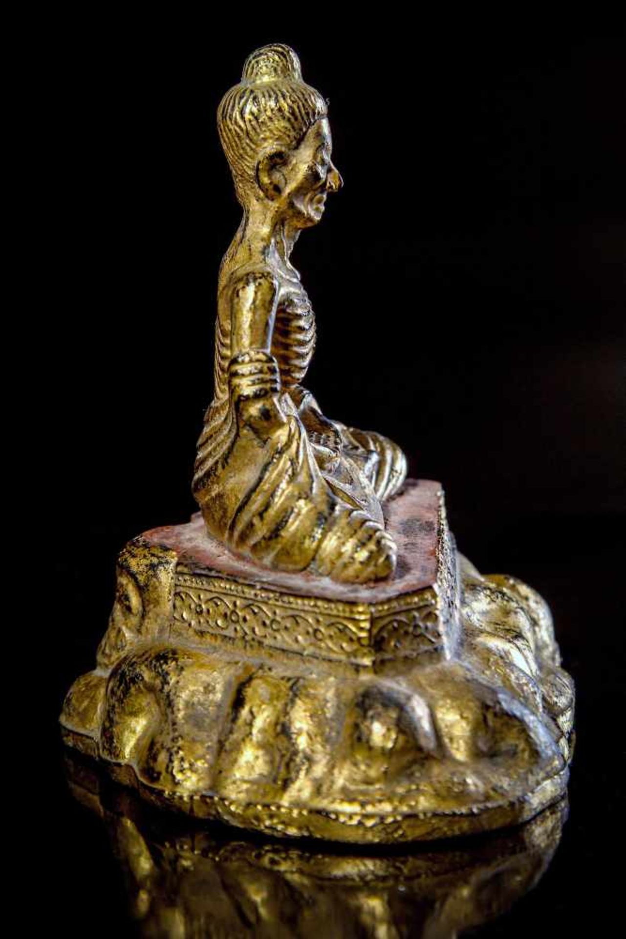 A Rare Bronze Figure of the Emaciated Buddha - Bild 3 aus 5