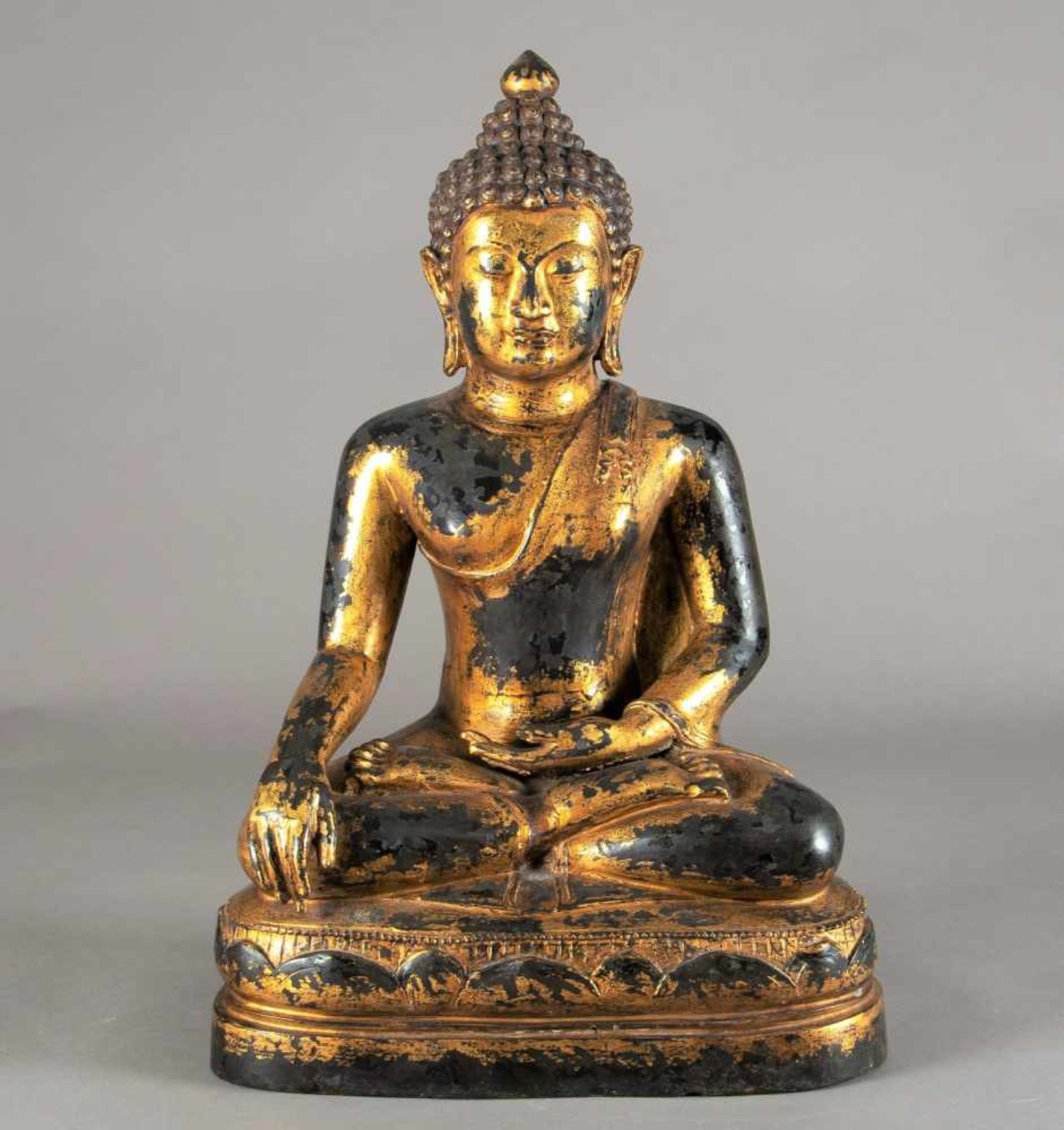 A very large gilt-bronze seated figure of Buddha - Bild 2 aus 2