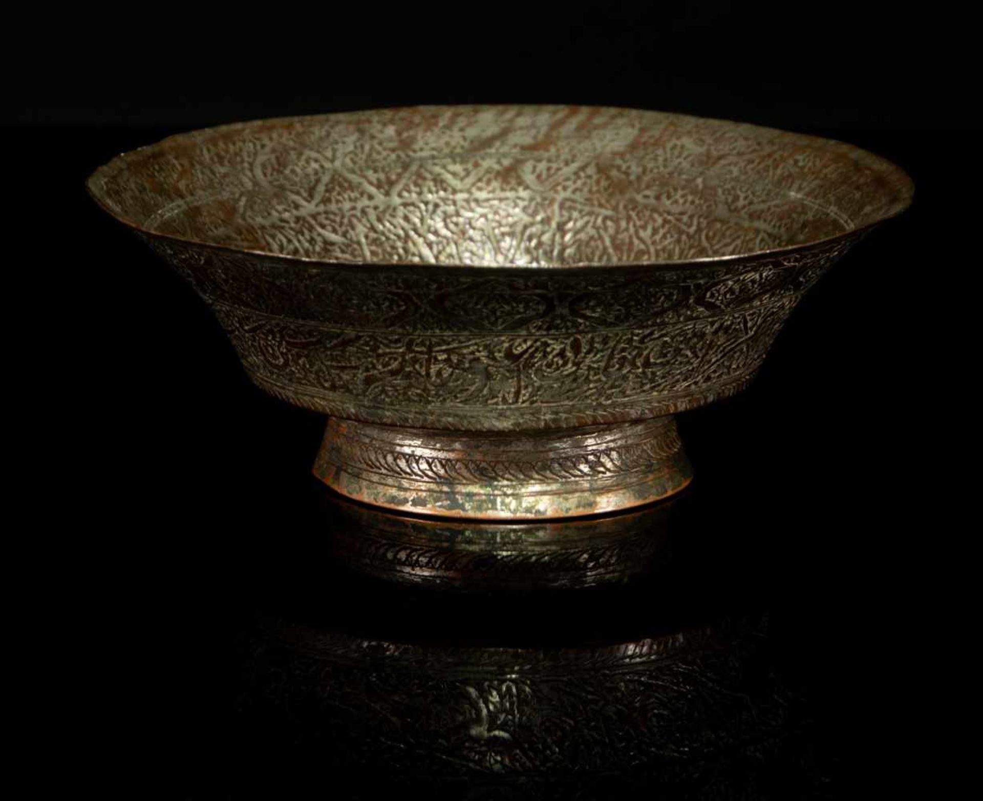 A tinned-copper Mughal wine bowl - Bild 3 aus 3