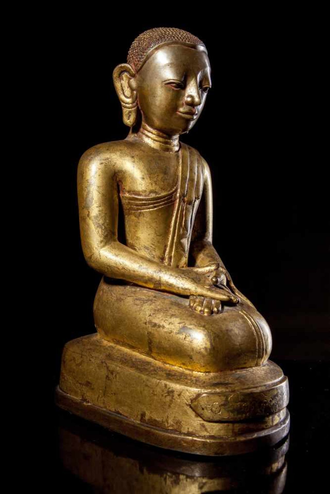 A Bronze Figure of a Kneeling Monk - Bild 2 aus 5