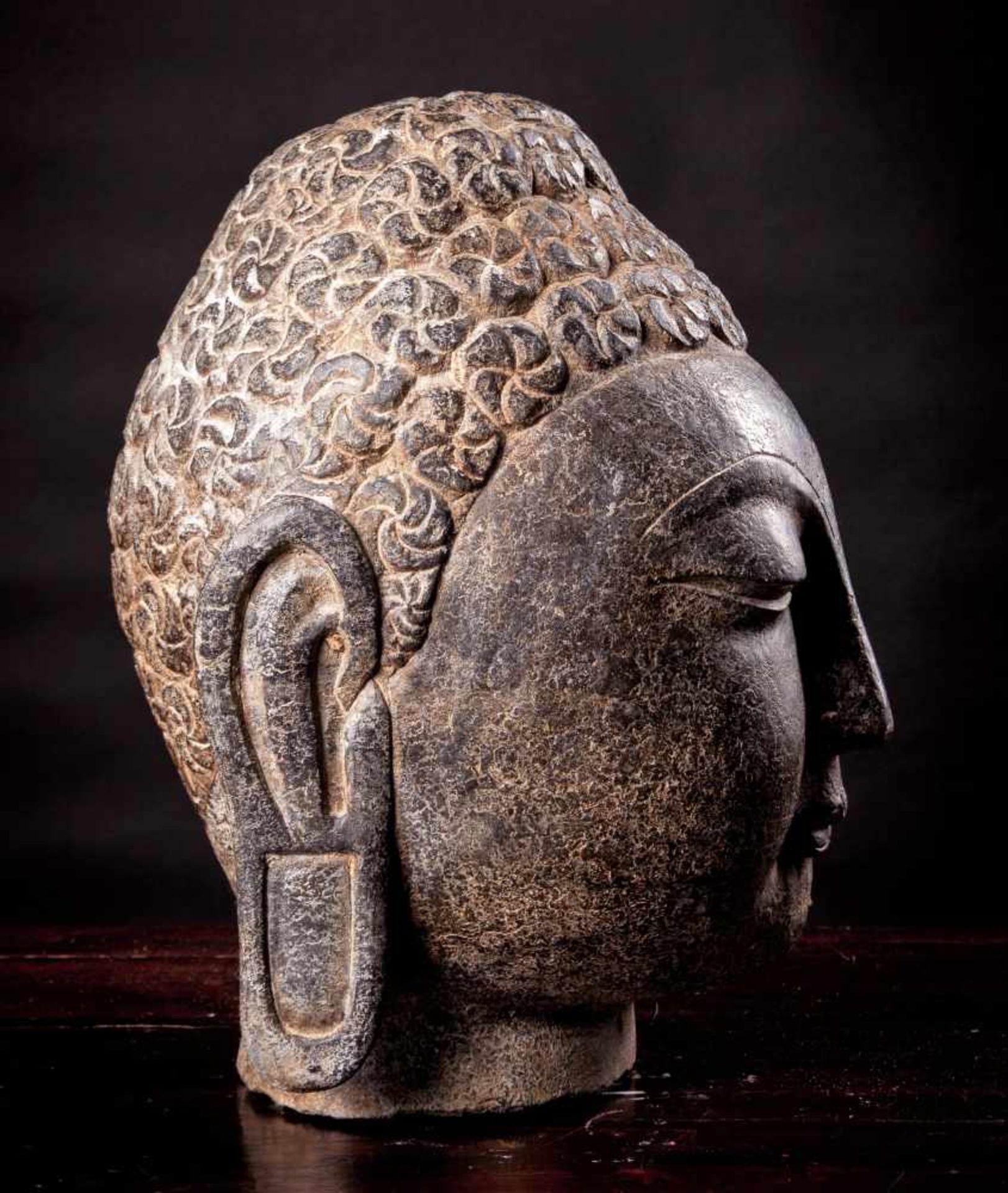 A Chinese Carved Stone Head of Buddha - Bild 3 aus 5