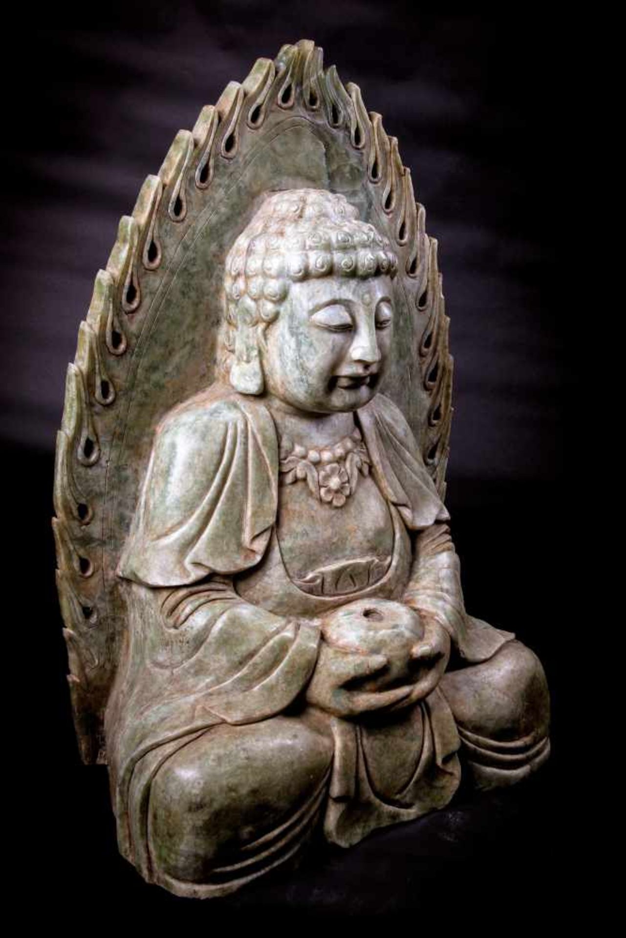 A Very Large Bowenite Statue of Buddha - Bild 4 aus 5