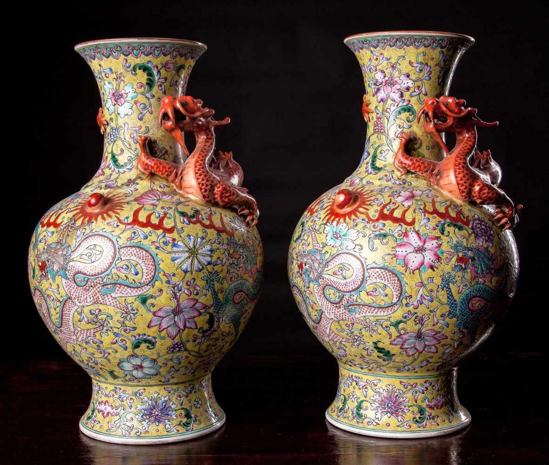 A Pair of Yellow Ground Dragon Vases - Bild 3 aus 4