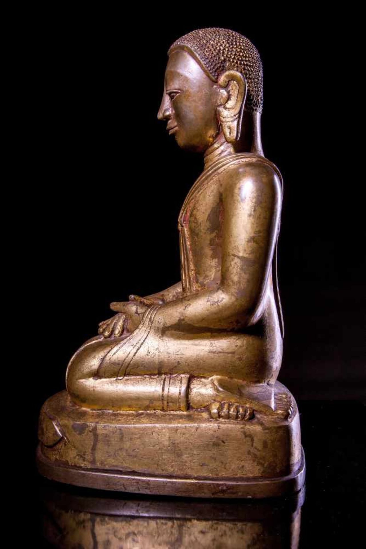 A Bronze Figure of a Kneeling Monk - Bild 5 aus 5