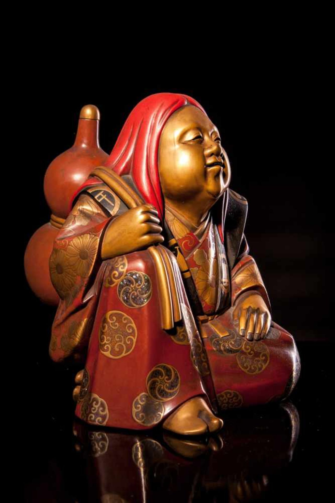 A Japanese Gilt Lacquered figure of Otafuku - Bild 2 aus 4