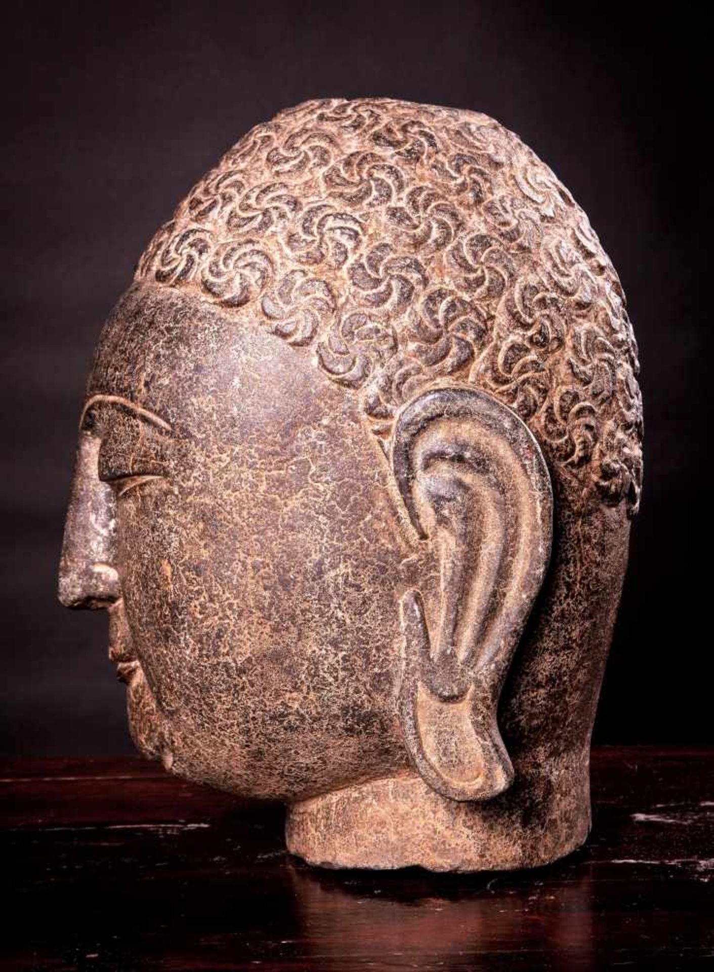 A Chinese Carved Stone Head of Buddha - Bild 5 aus 5