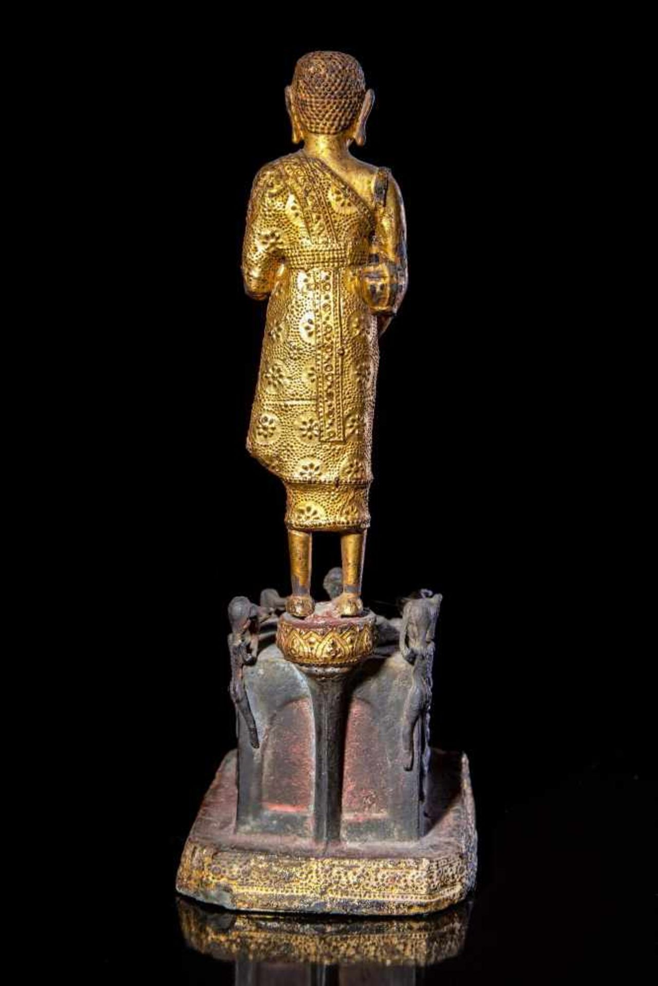 A Parcel Gilt-Lacquered Bronze Figure of Phra Malai - Bild 3 aus 5