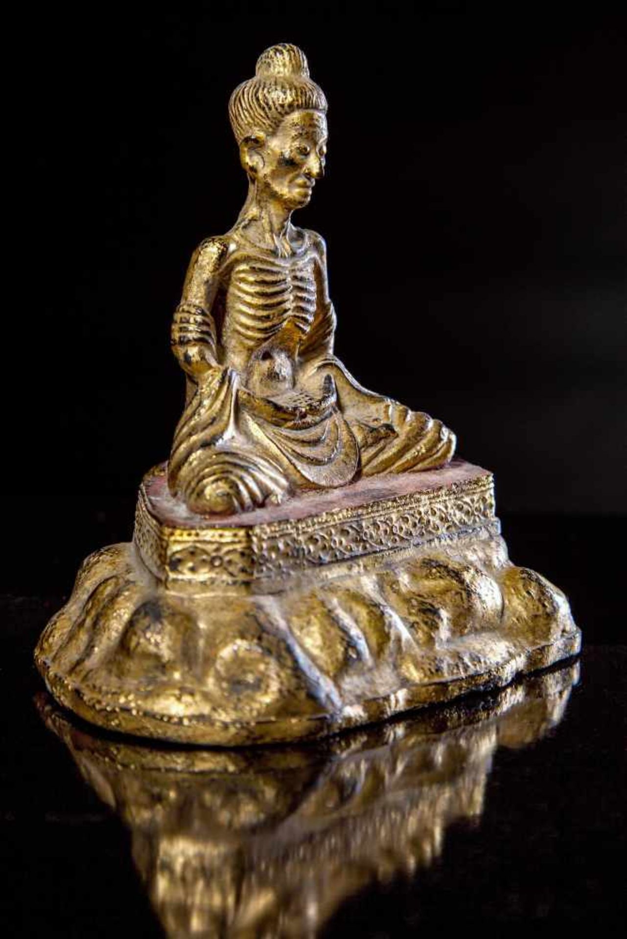 A Rare Bronze Figure of the Emaciated Buddha - Bild 2 aus 5