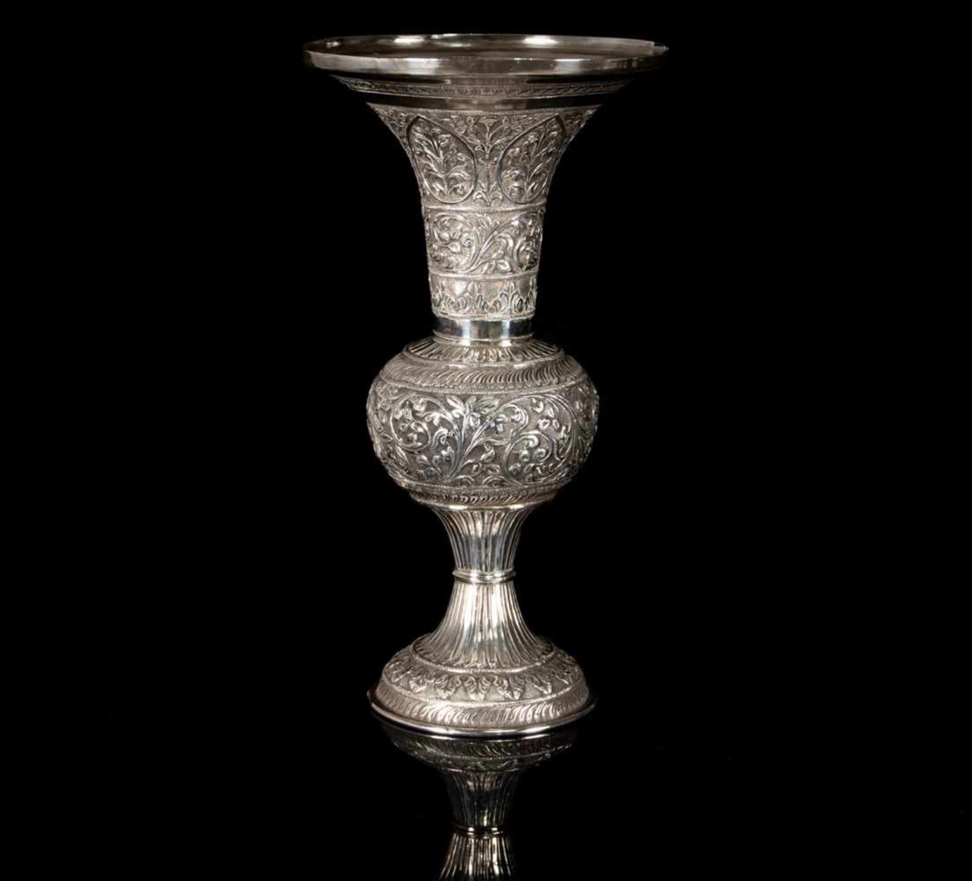 A silver repoussé vase - Bild 2 aus 2