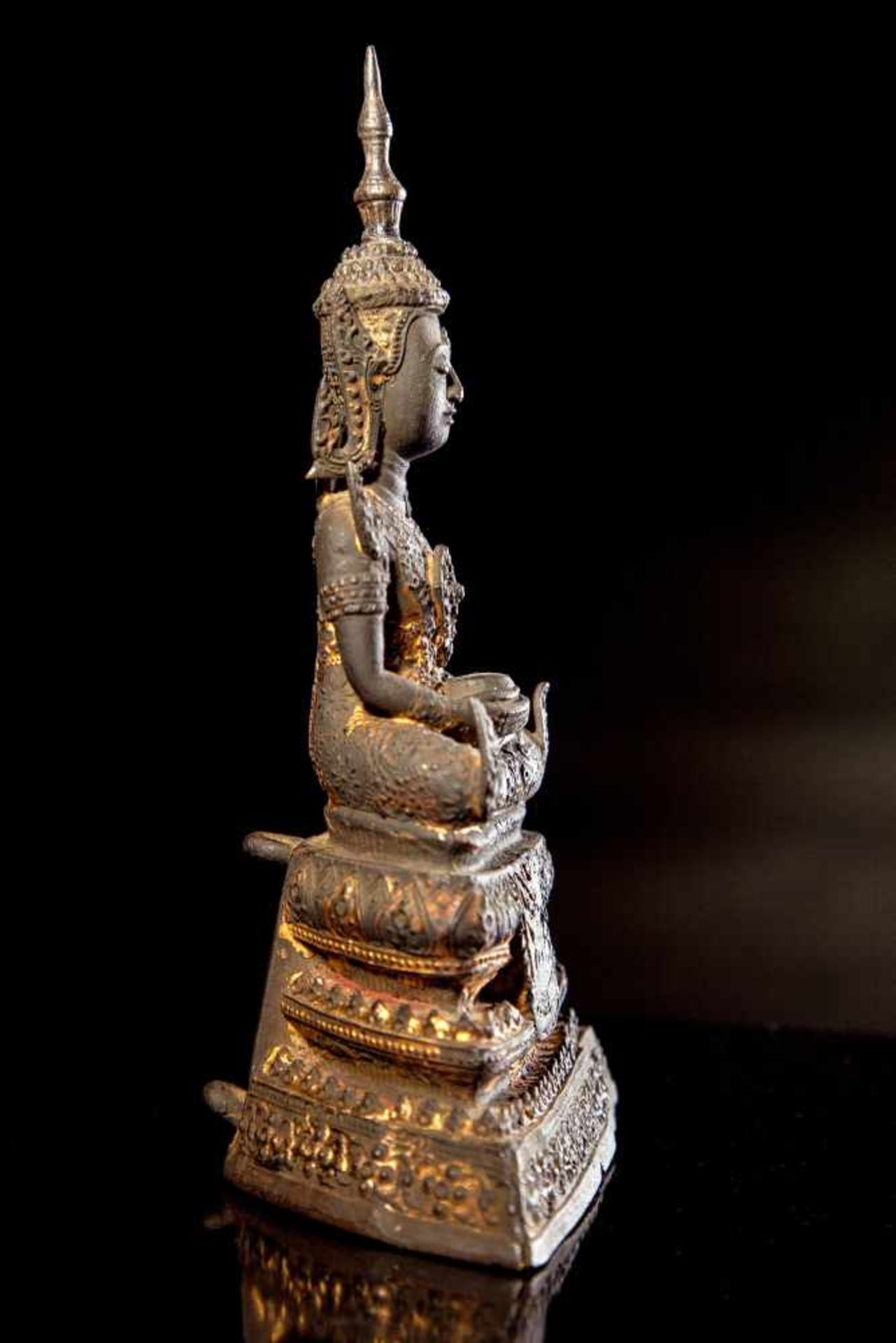 A Gilt Bronze Seated Buddha Thailand - Bild 3 aus 5