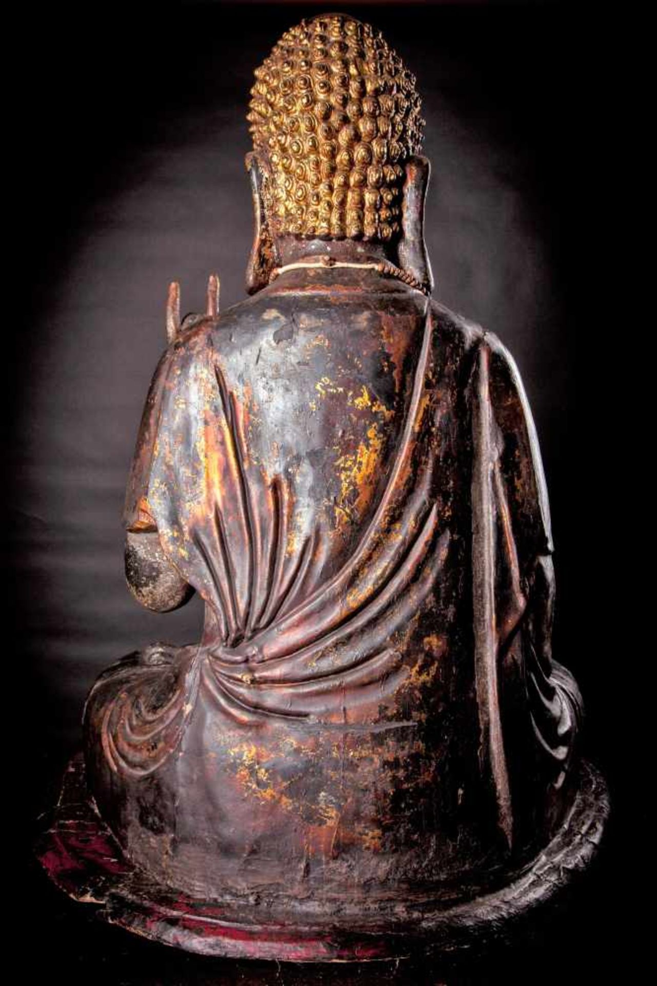 A Massive Gilt and Lacquered Wood Buddha - Bild 3 aus 9