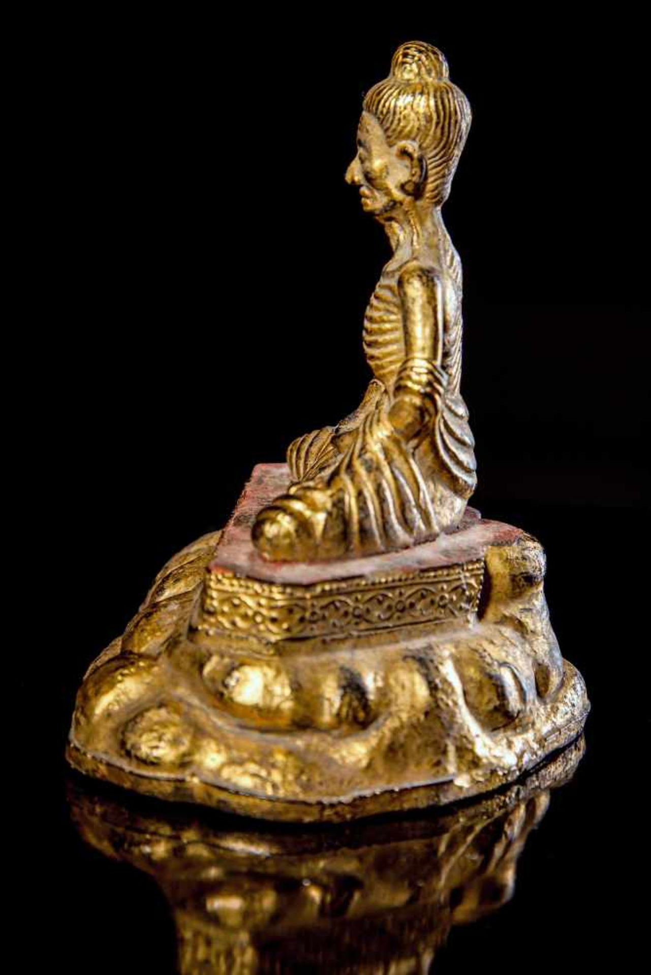 A Rare Bronze Figure of the Emaciated Buddha - Bild 5 aus 5