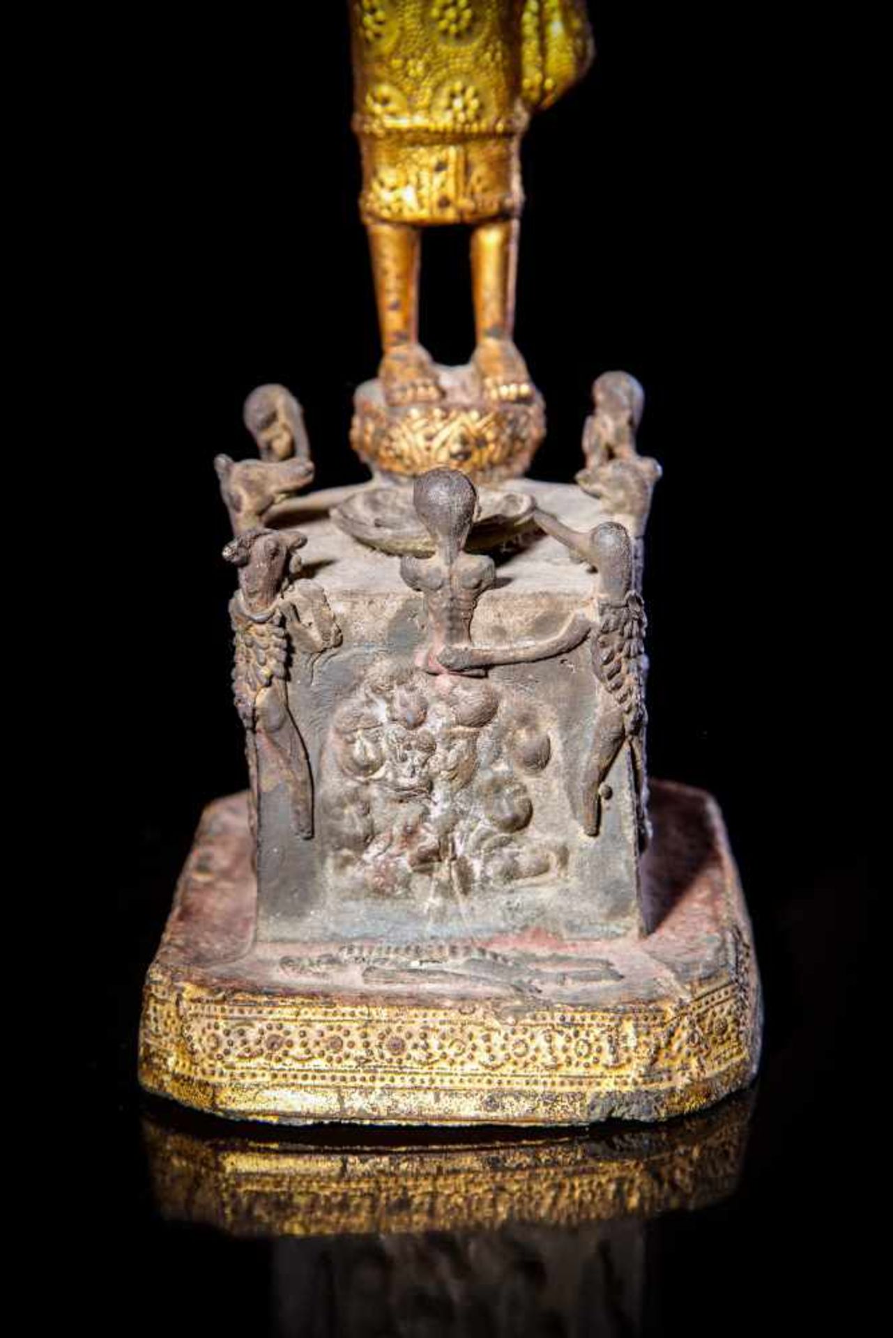 A Parcel Gilt-Lacquered Bronze Figure of Phra Malai - Bild 5 aus 5