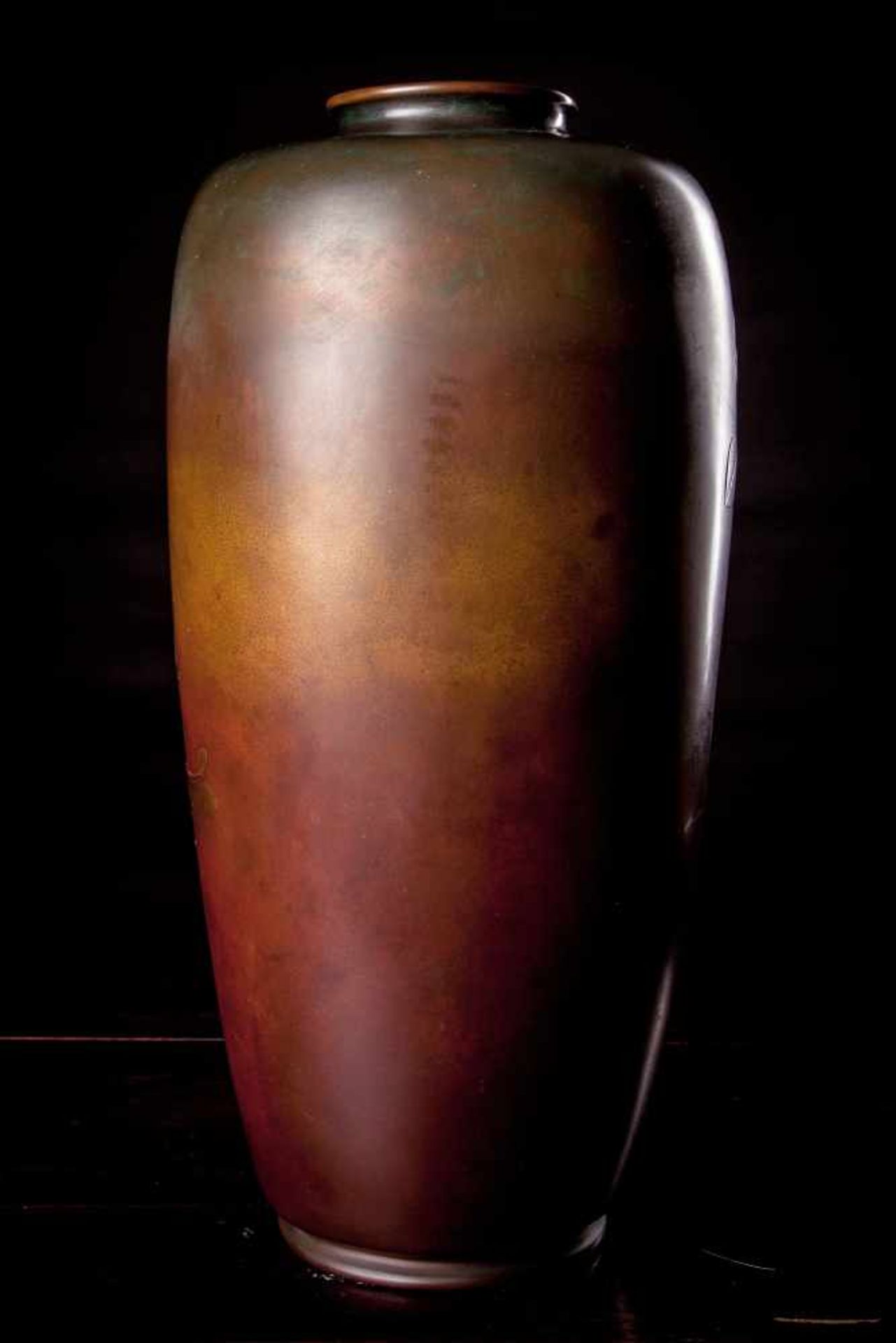 A Tall Japanese Bronze Vase Molded with Carp - Bild 2 aus 2