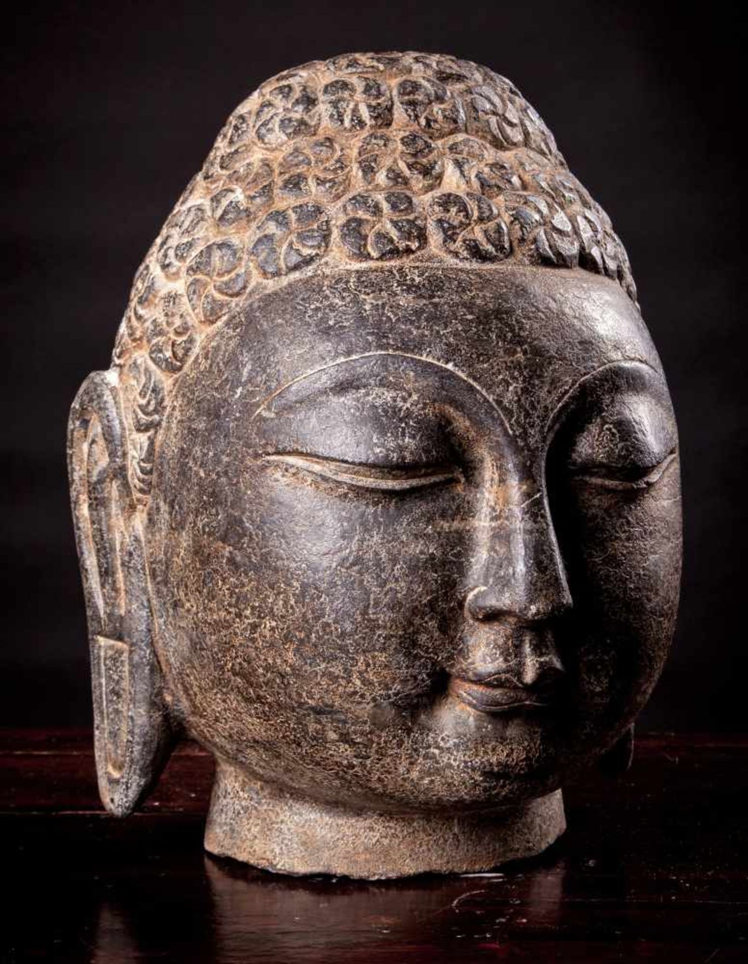 A Chinese Carved Stone Head of Buddha - Bild 2 aus 5