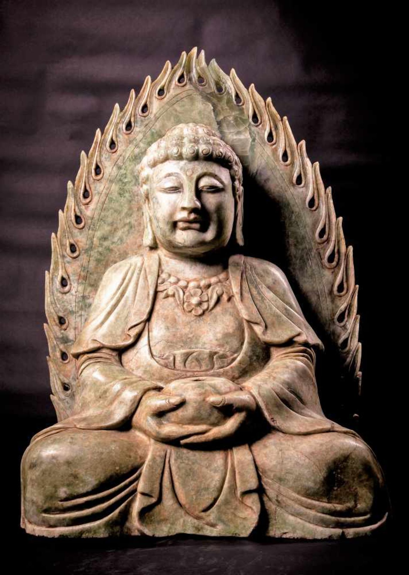 A Very Large Bowenite Statue of Buddha - Bild 2 aus 5