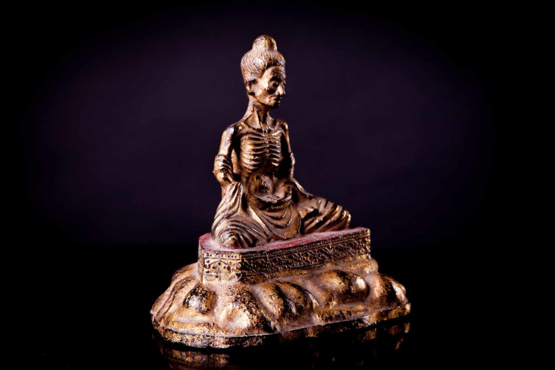 A Rare Bronze Figure of an Emaciated Buddha - Bild 2 aus 4