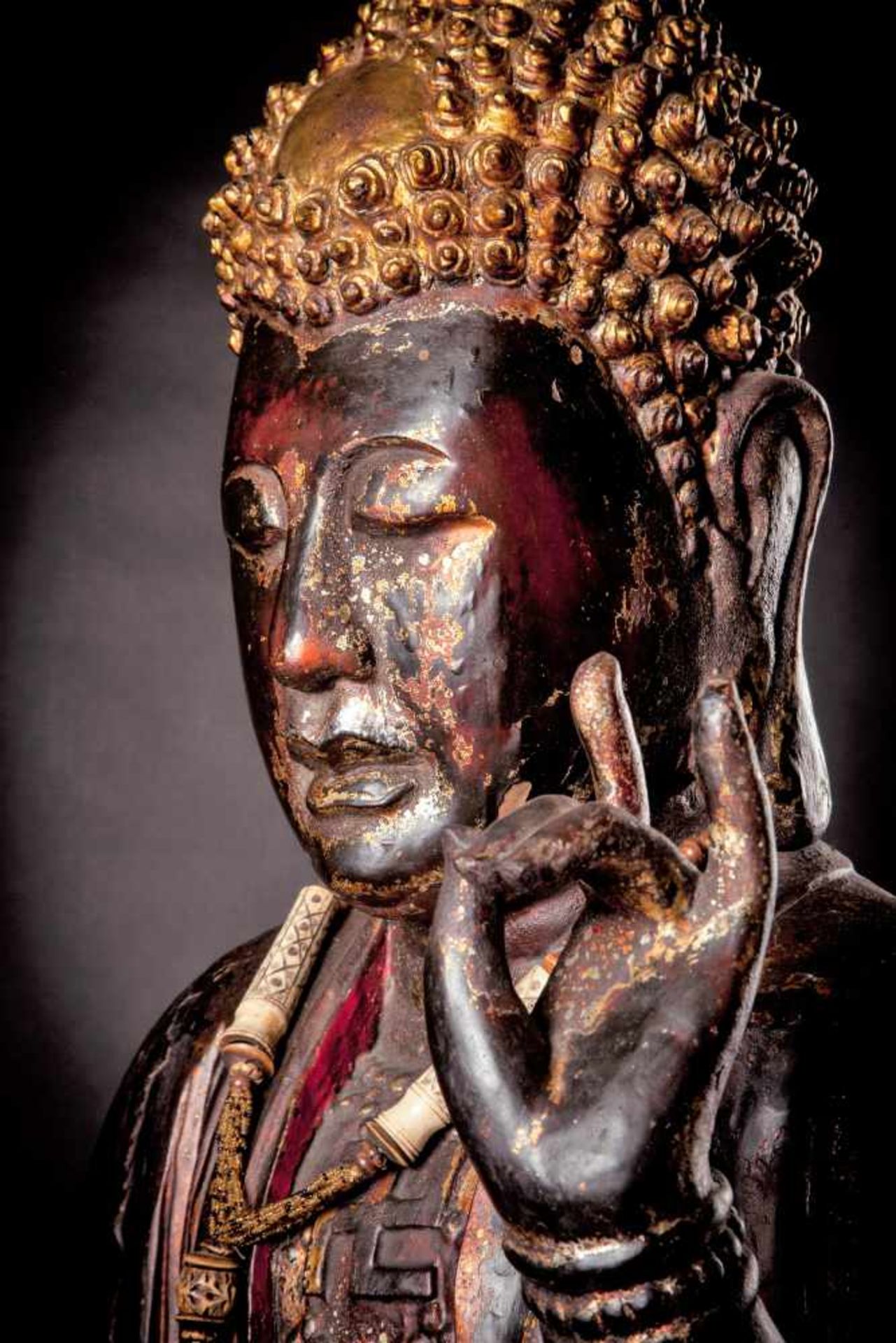 A Massive Gilt and Lacquered Wood Buddha - Bild 7 aus 9