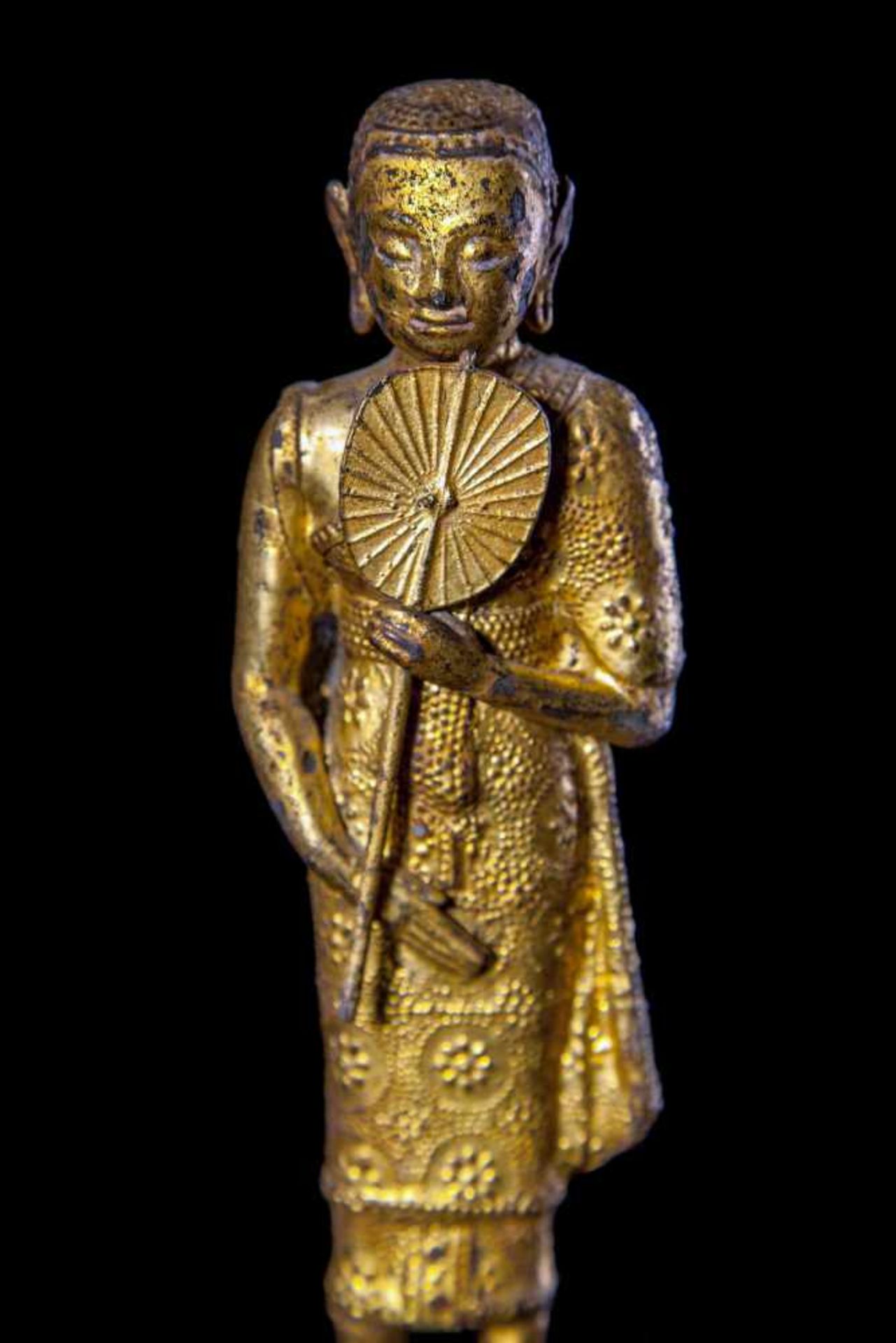 A Parcel Gilt-Lacquered Bronze Figure of Phra Malai - Bild 4 aus 5