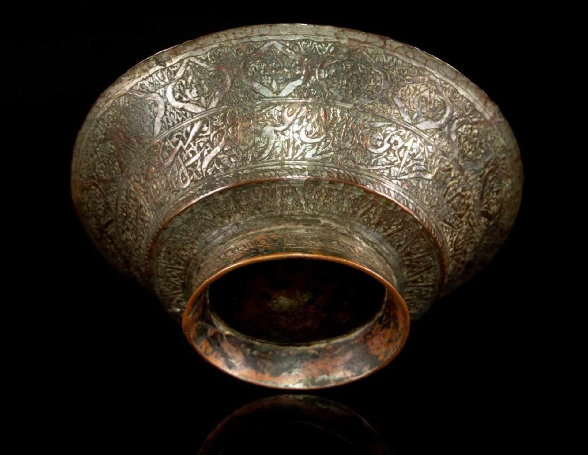 A tinned-copper Mughal wine bowl - Bild 2 aus 3