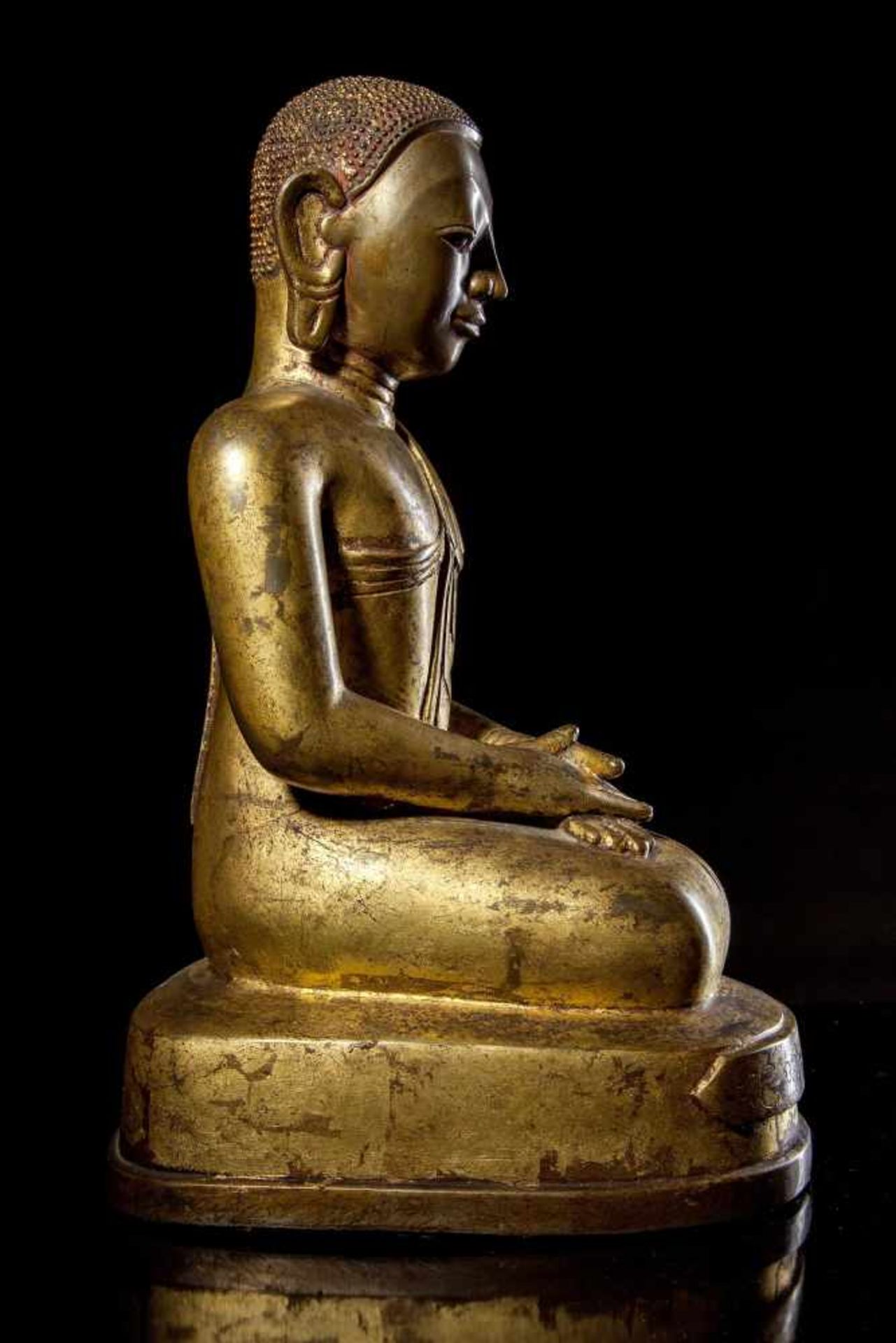 A Bronze Figure of a Kneeling Monk - Bild 3 aus 5