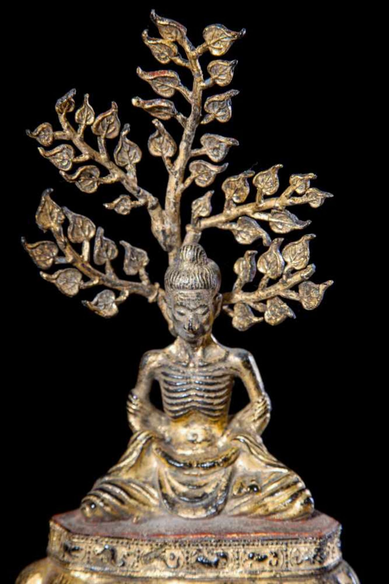 A Rare Bronze Figure of the Emaciated Buddha. - Bild 3 aus 3