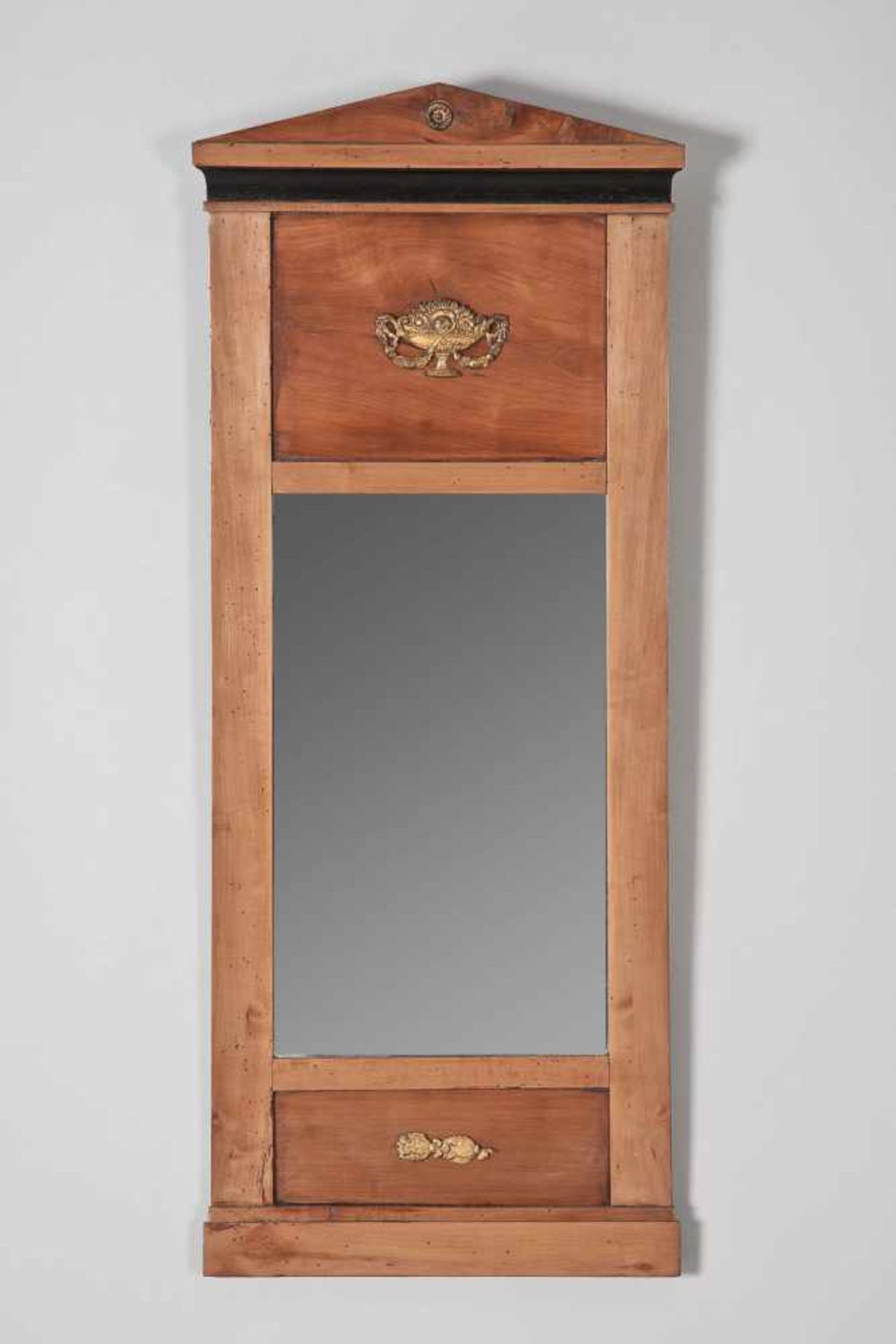 BIEDERMEIER-BRETTSPIEGEL Deutsch, um 1840 Kirsche, furniert, teils ebonisiert. H. 100 cm, B. 41,5