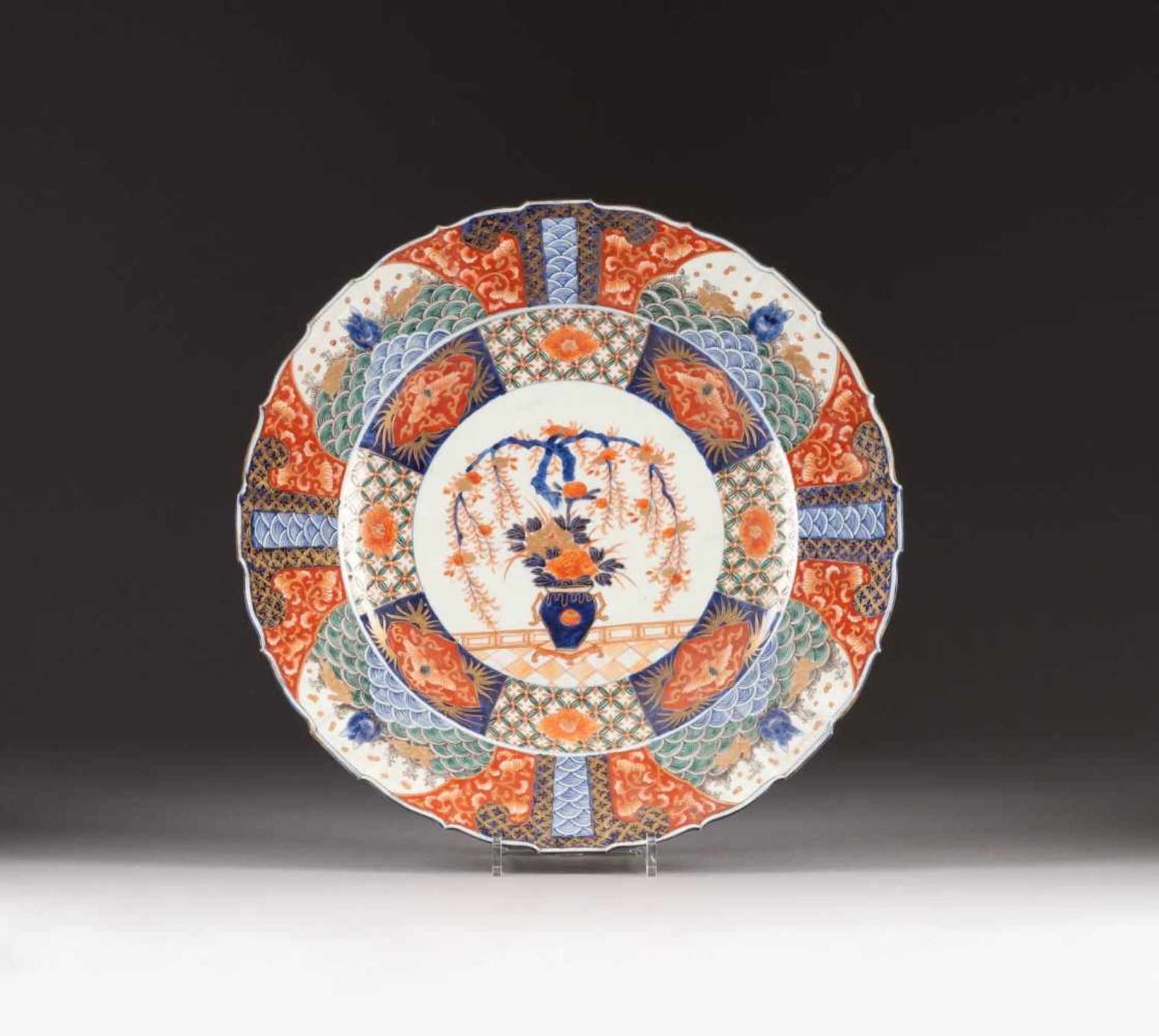 GROßER IMARI-TELLER Japan, um 1900 Porzellan, polychrome Aufgalsurbemalung, Blaumalerei,