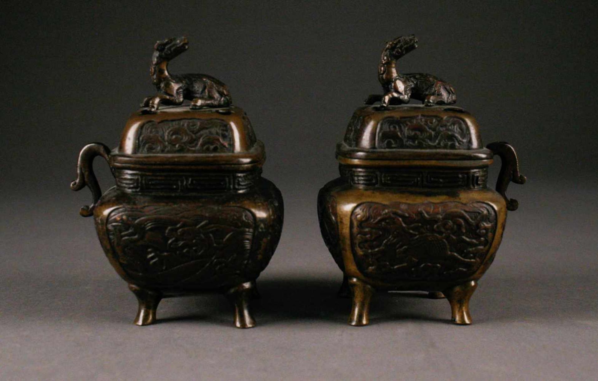 ASIATIKAPAAR WEIHRAUCHBRENNER China, um 1900 Bronze. H. 14 cm. Beide gemarkt. Part. besch.,