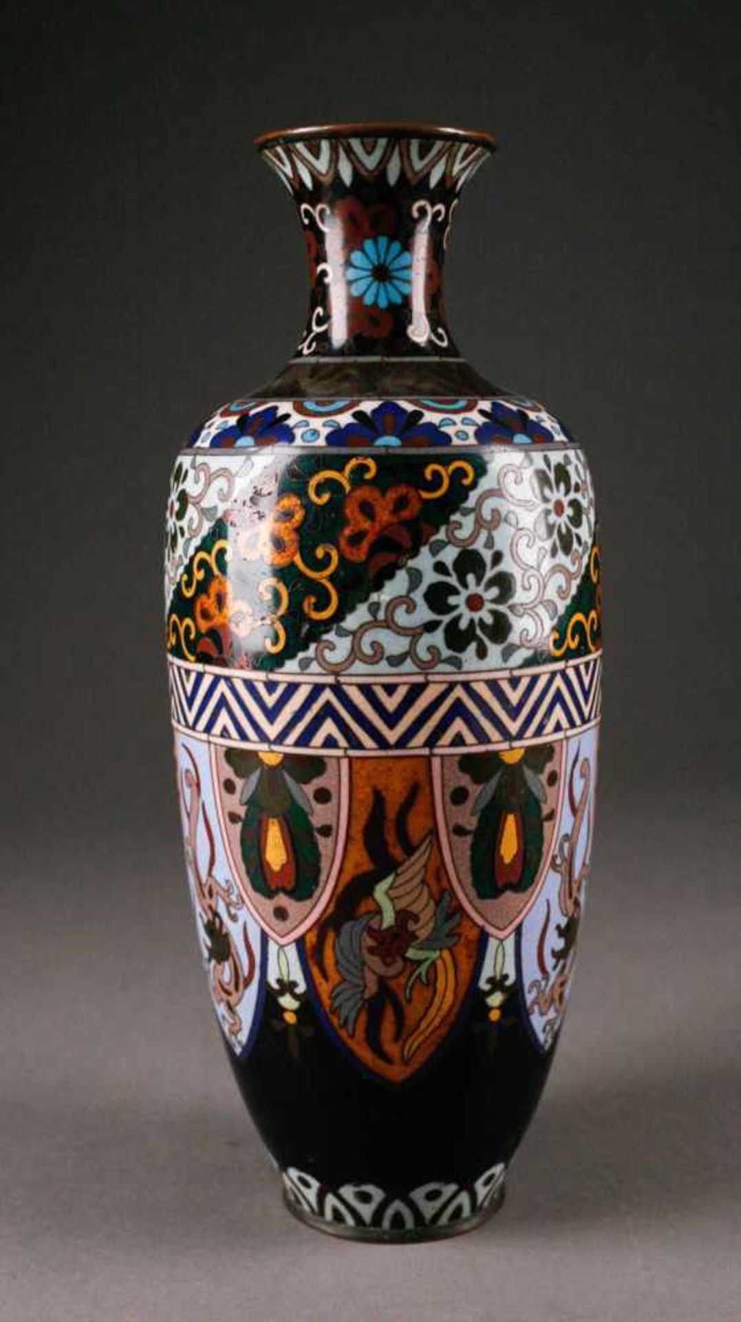 ASIATIKACLOSONNÉ-VASE China, um 1900 Polychromes Emaille-Cloisonné mit Drachen und Phönix. H. 30 cm.