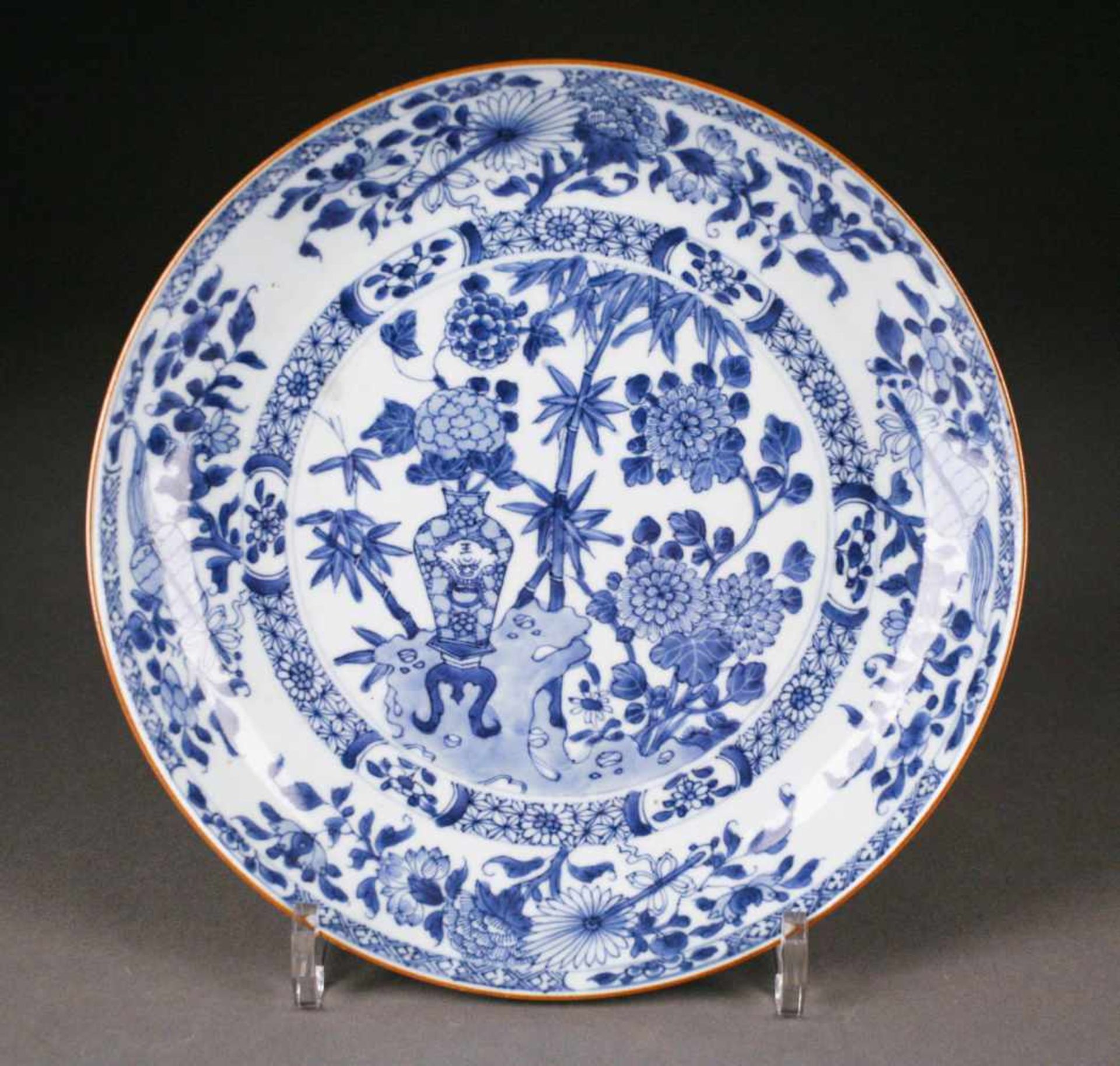 ASIATIKATELLER China, um 1900 Porzellan, unterglasurblaue Bemalung. D. 24,5 cm. Unterseitig part.