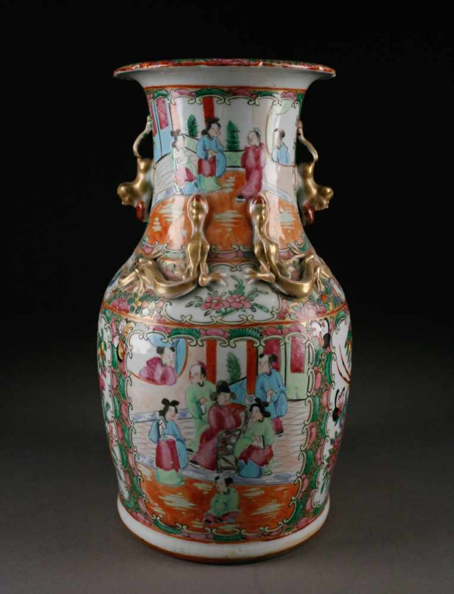 ASIATIKAKANTON-VASE China, 19. Jhdt. Porzellan, polychrome Aufglasurbemalung, Goldstaffage. H. 34