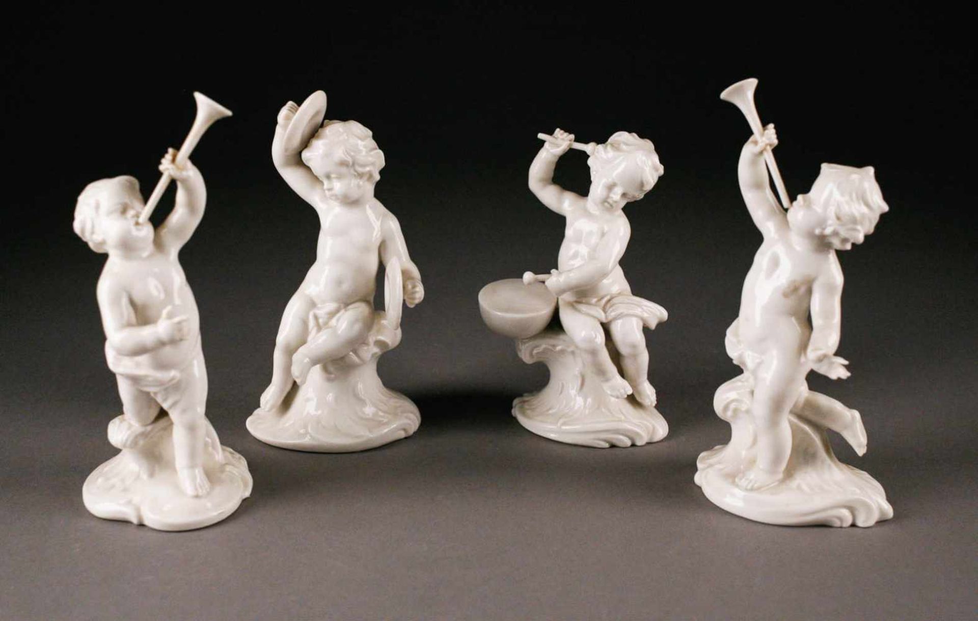 PORZELLANVIER MUSIZIERENDE PUTTI Deutsch, Nymphenburg, 1954/1955 Weißporzellan. H. 15 - 18 cm.