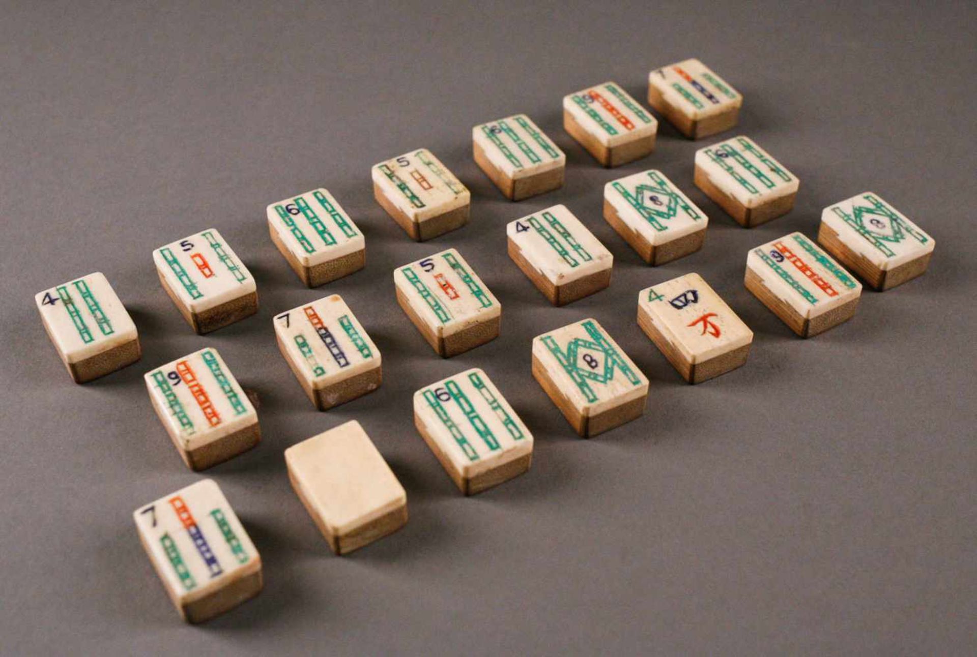 ASIATIKA20 MAHJONG-STEINE China, 20. Jhdt. Bambus und Bein (?). Jeder Stein 3 x 2 cm.