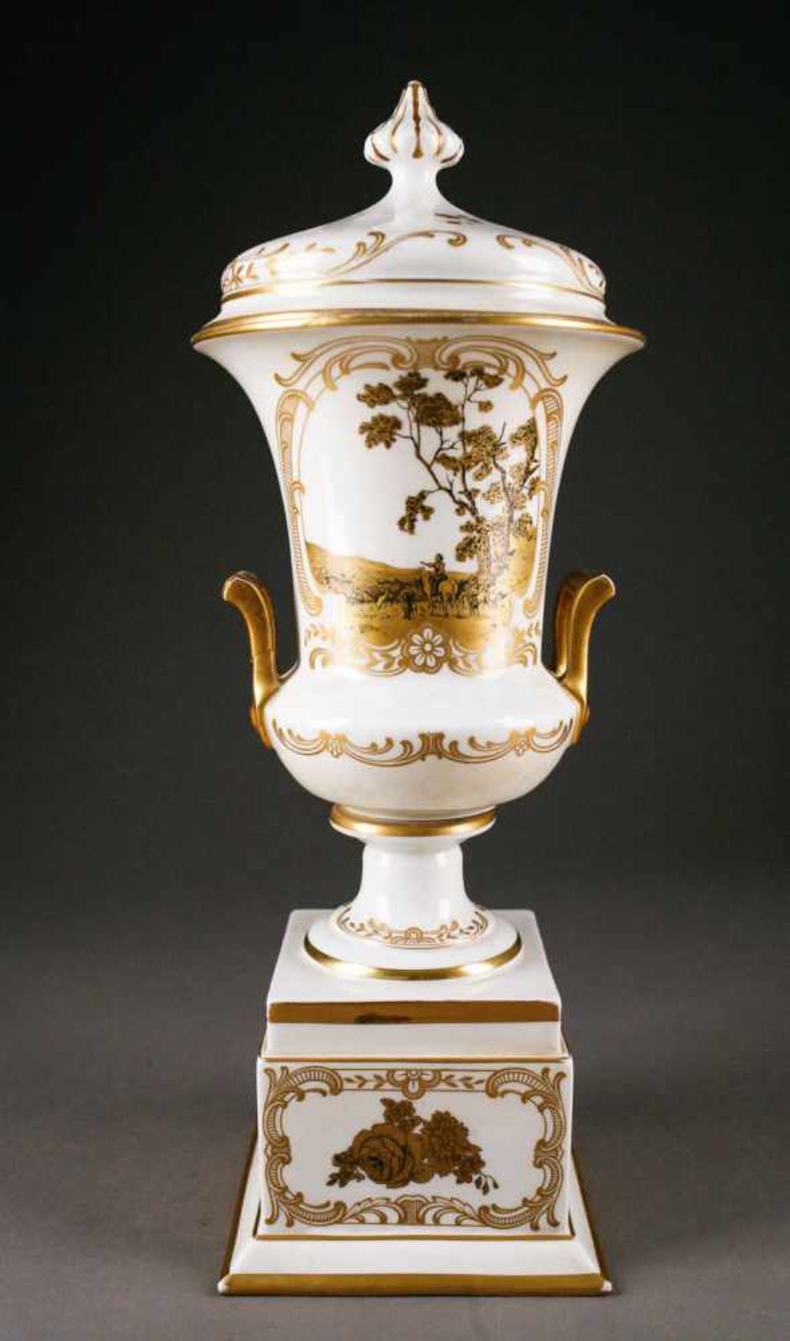 PORZELLANPRUNKVOLLE DECKELVASE MIT HENKELN Deutsch, 20. Jhdt., Porzellanmanufaktur Rosenthal