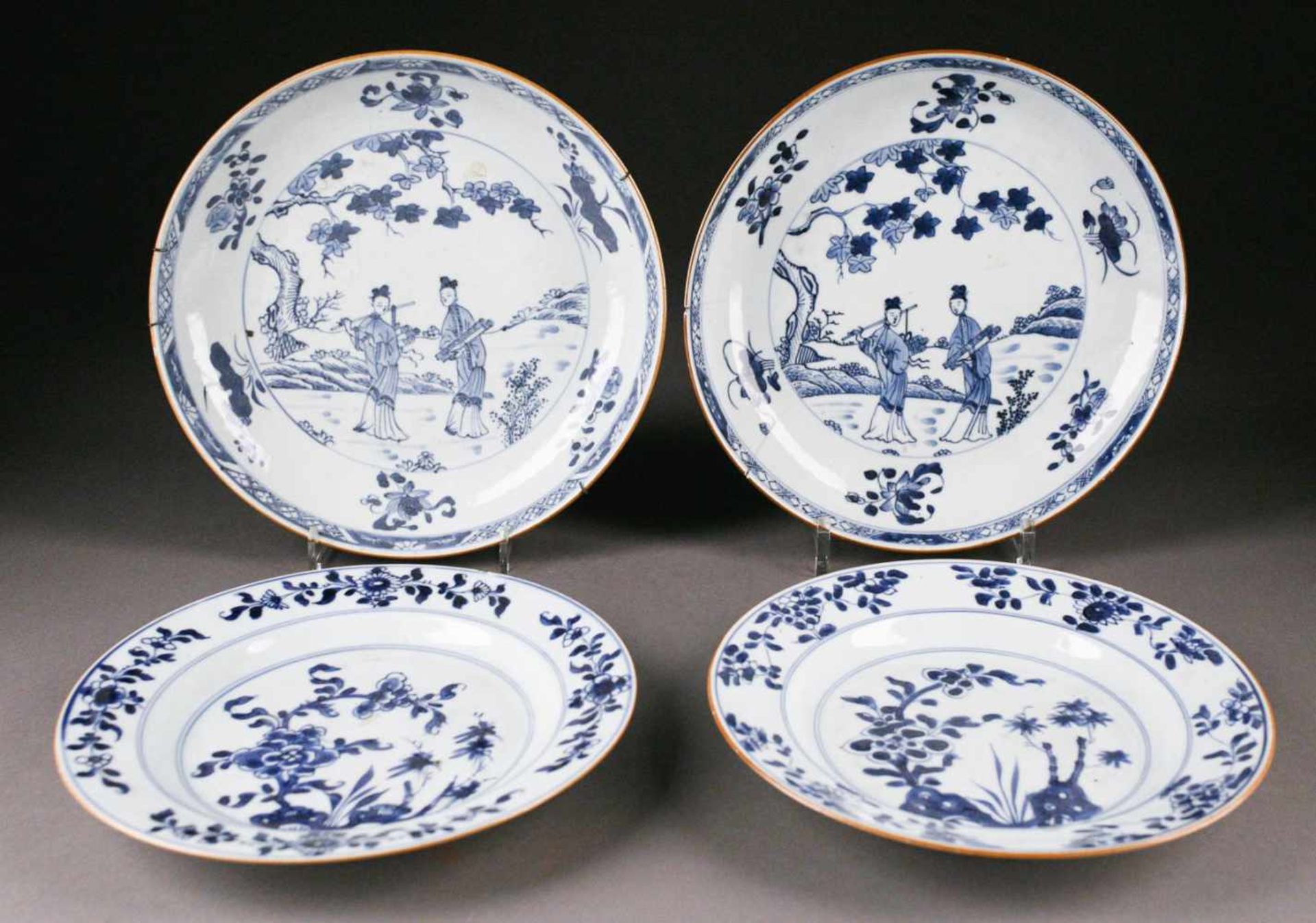 ASIATIKAKONVOLUT VON VIER BLAU-WEIßEN TELLERN China, Qianlong-Periode (1736 - 1795) Porzellan,