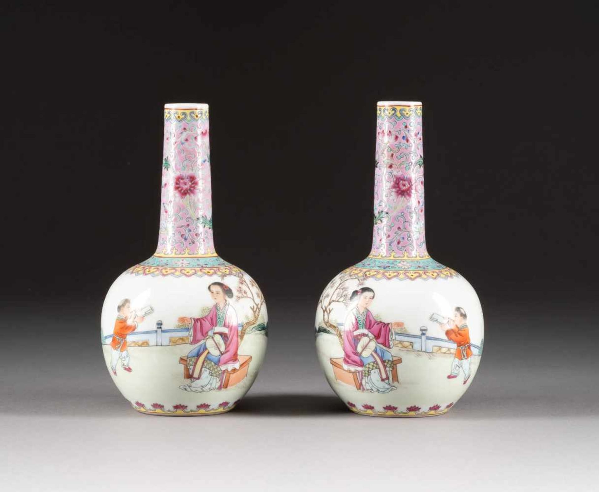 PAAR KLEINE VÄSCHEN China, 20. Jh. Porzellan, polychrome Aufglasurbemalung. H. ca. 19,2 cm. Im Boden