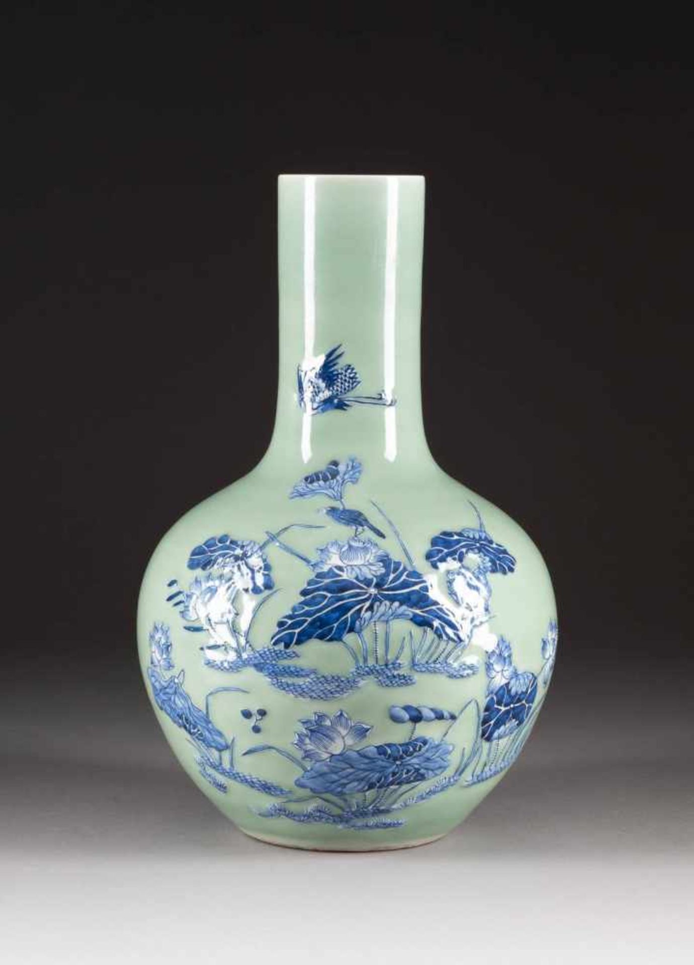 SELADON-VASE MIT GARTENSZENE China, um 1900 Porzellan, unterglasurblaue Malerei. H. 42,5 cm.