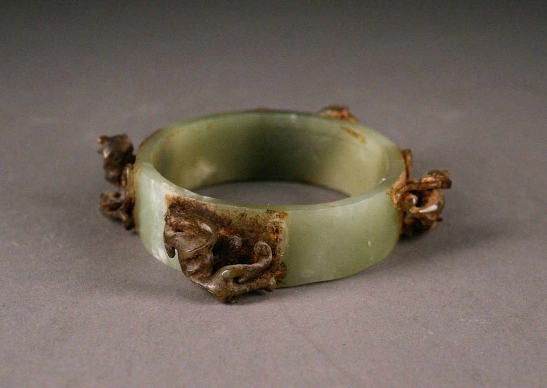 ASIATIKADREITEILIGES KONVOLUT JADE China, 19. Jhdt. Jade, geschnitzt. D. bis 13 cm. Part. min. ber.- - Bild 3 aus 3