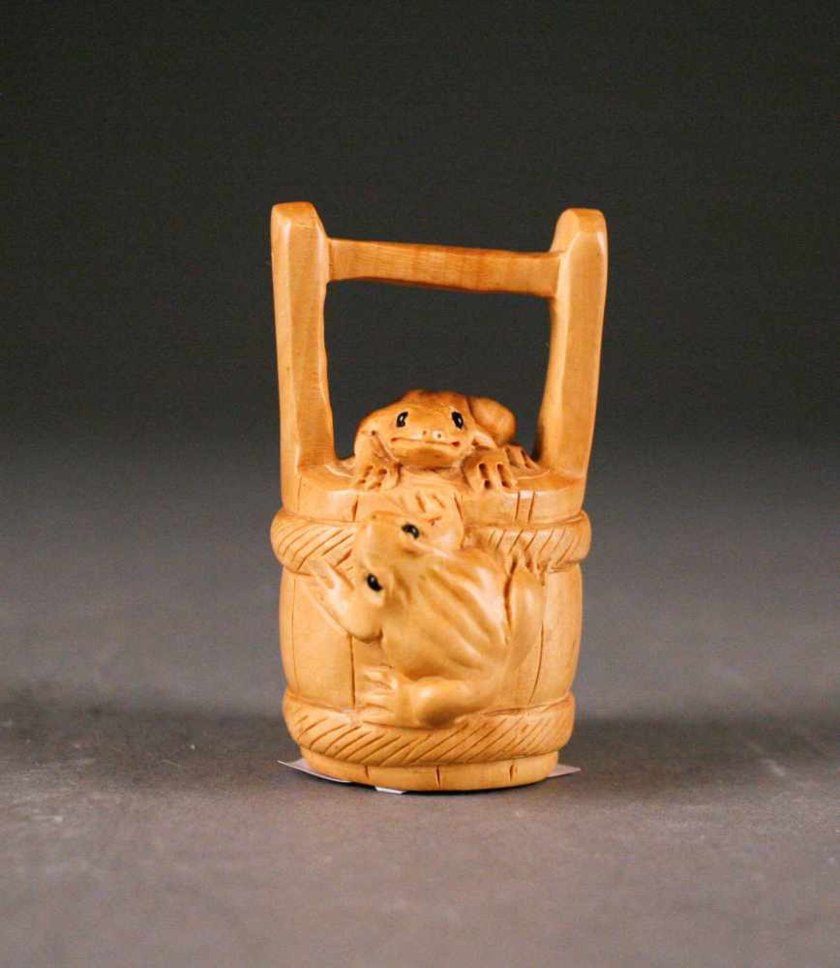 ASIATIKAMINIATUR 'KLEINE FRÖSCHE AUF FASS SITZEND' NETSUKE Japan, Meiji-Zeit (Ende 19. Jhdt./