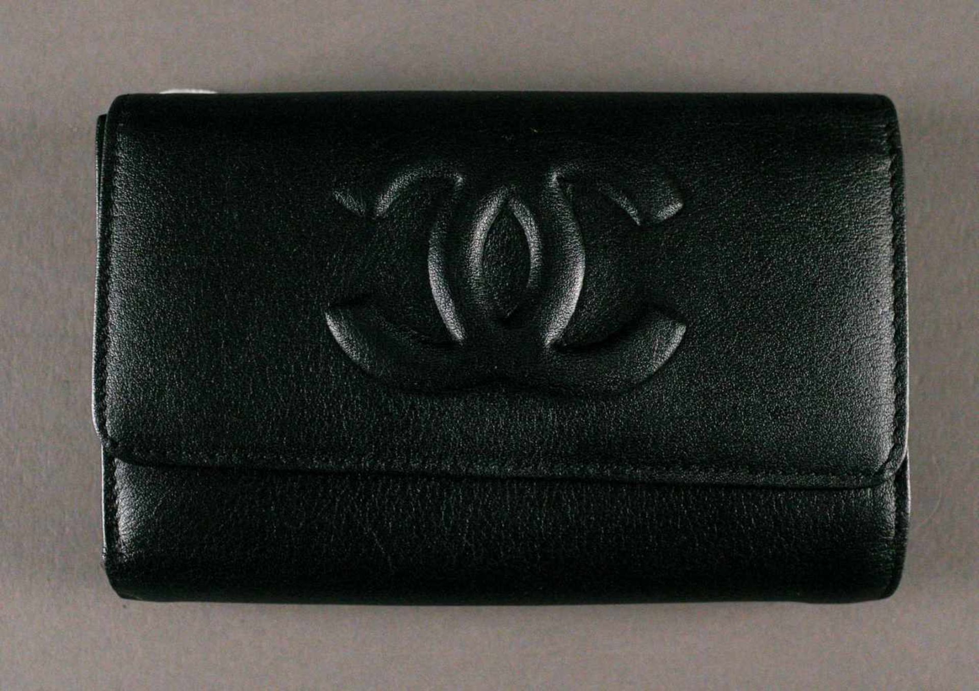 KUNSTHANDWERKPORTEMONNAIE 'CHANEL' Wohl Chanel, 20. Jhdt. Leder, Goldapplikation. L. 15 cm.- - -25.