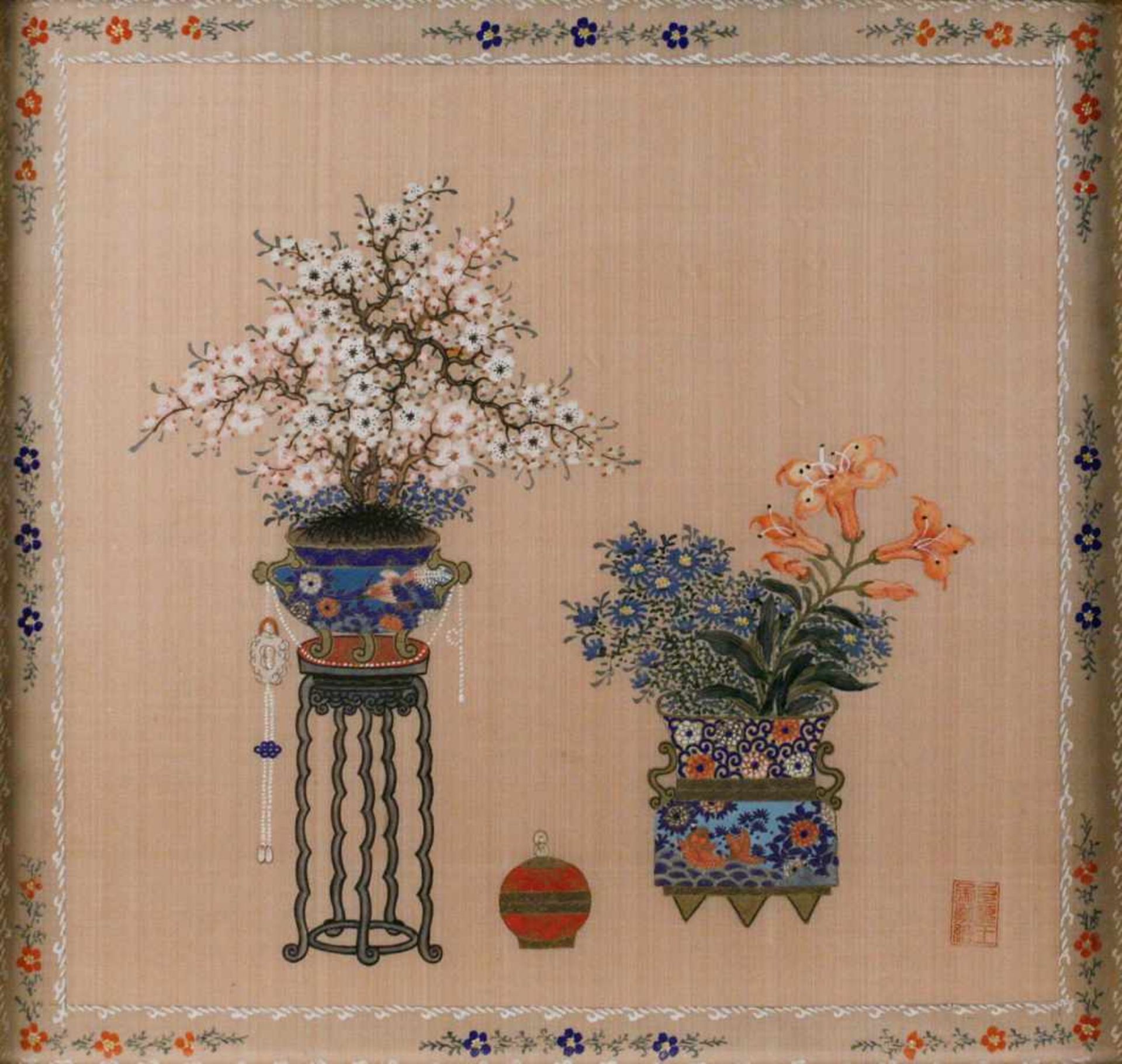 ASIATIKABONSAI IN DER PFLAUMENBLÜTE MIT LILIEN China um 1900 Seidenmalerei. Sichtmaß 37 x 38 cm.
