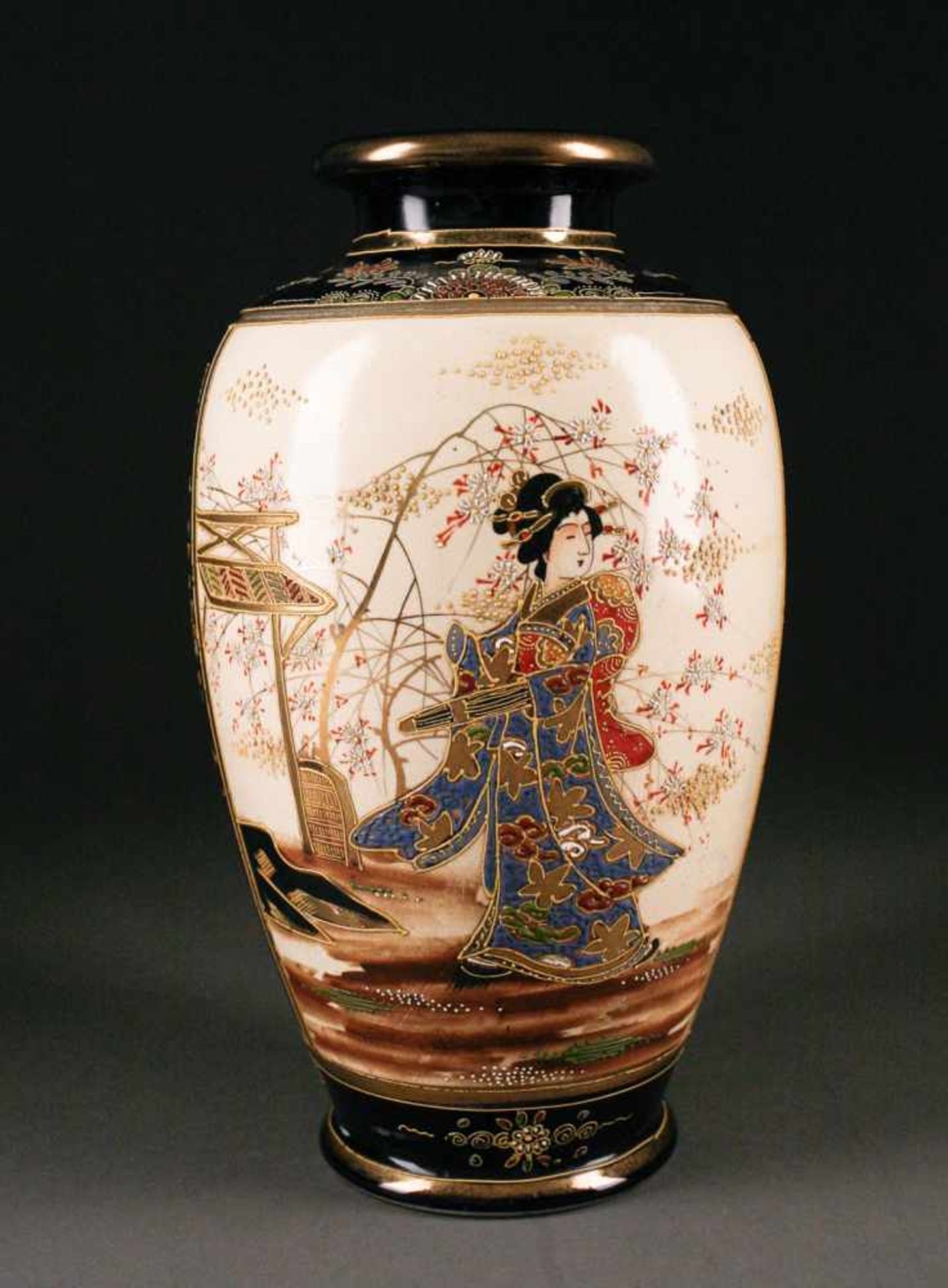 ASIATIKA-KONVOLUTSATSUMA-VASE UND SECHS KLEINE TELLER MIT SCHÄLCHEN (DRACHENDEKOR) Japan, 20. - Image 3 of 5