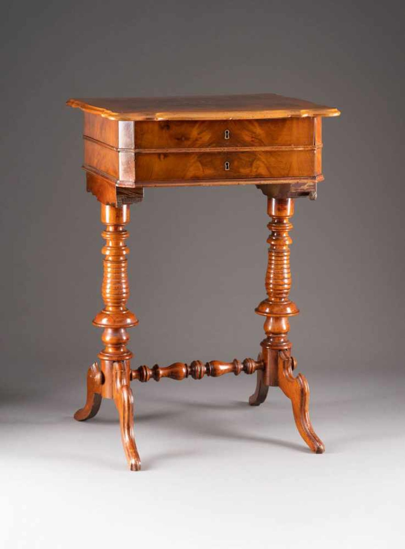 BIEDERMEIER-NÄHTISCH Deutsch, Mitte 19. Jh. Mahagoni, furniert und poliert. H. 77,5 cm, B. 52 cm, T.