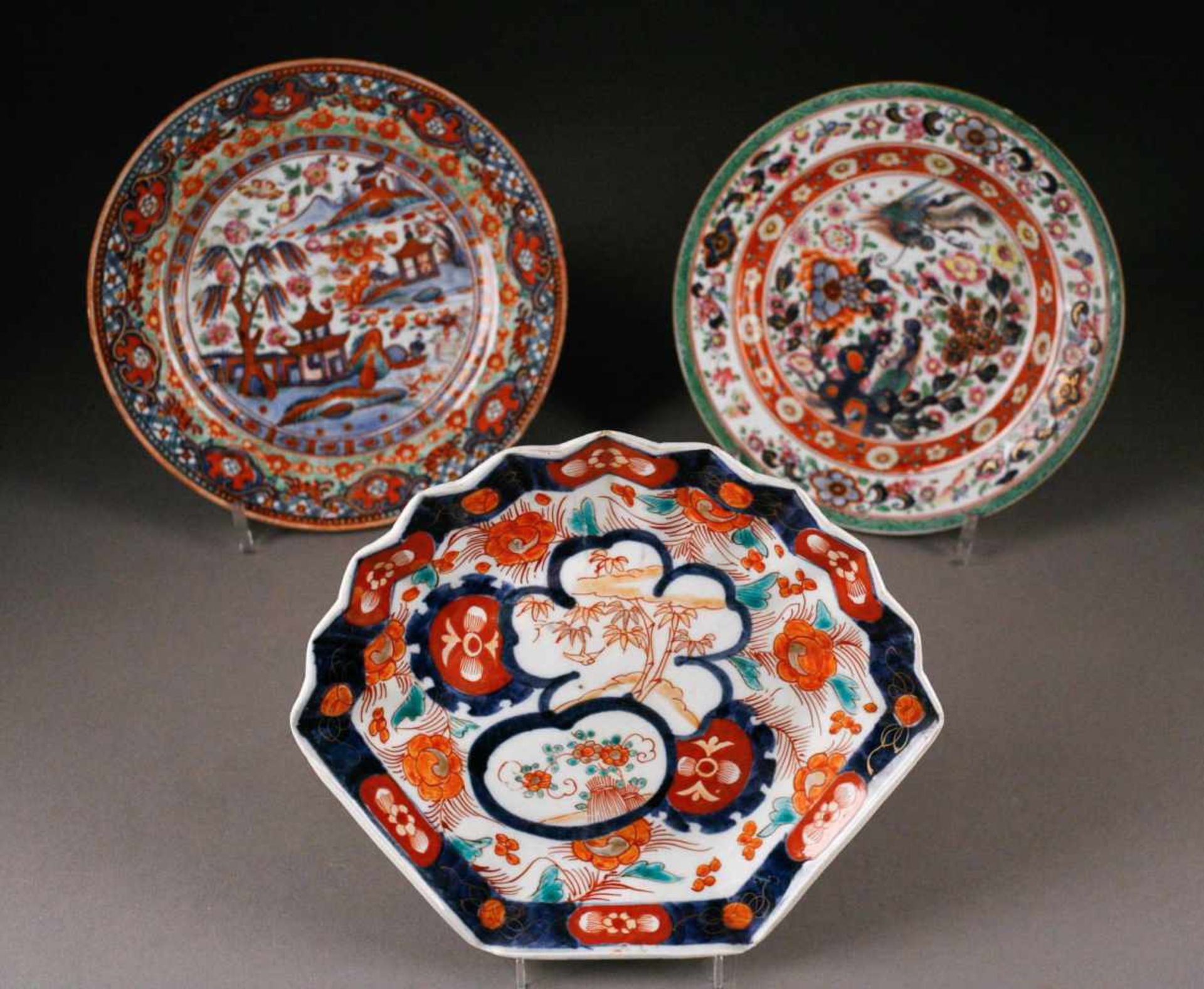 ASIATIKA3-ER KONVOLUT 'IMARI-TELLER' China, 19. Jhdt. Porzellan, polychrome Malerei, Imari-Farben